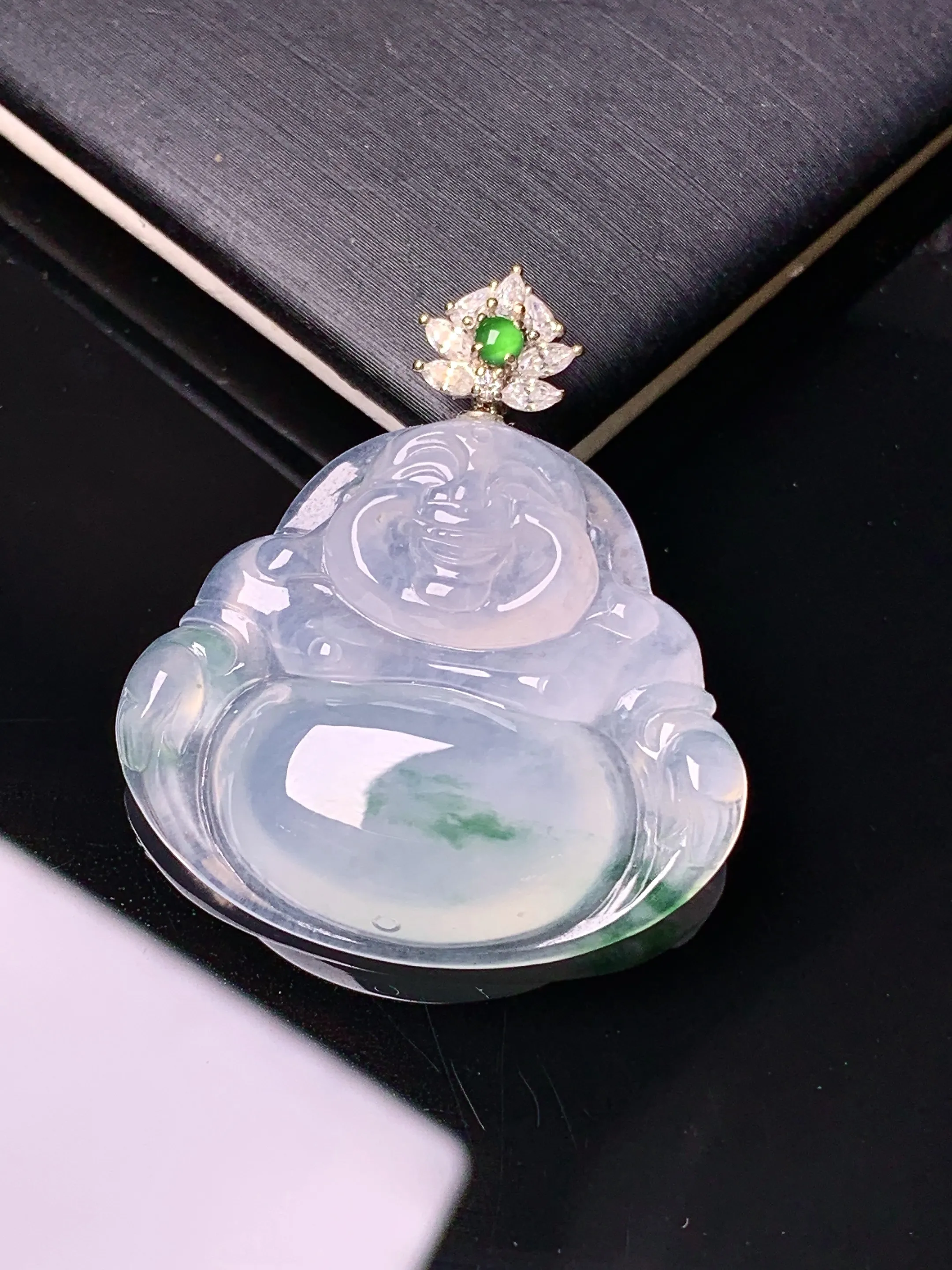 18k金钻镶嵌冰种飘绿佛公吊坠 玉质细腻 色泽艳丽清新 整体尺寸33.2*29.5*6