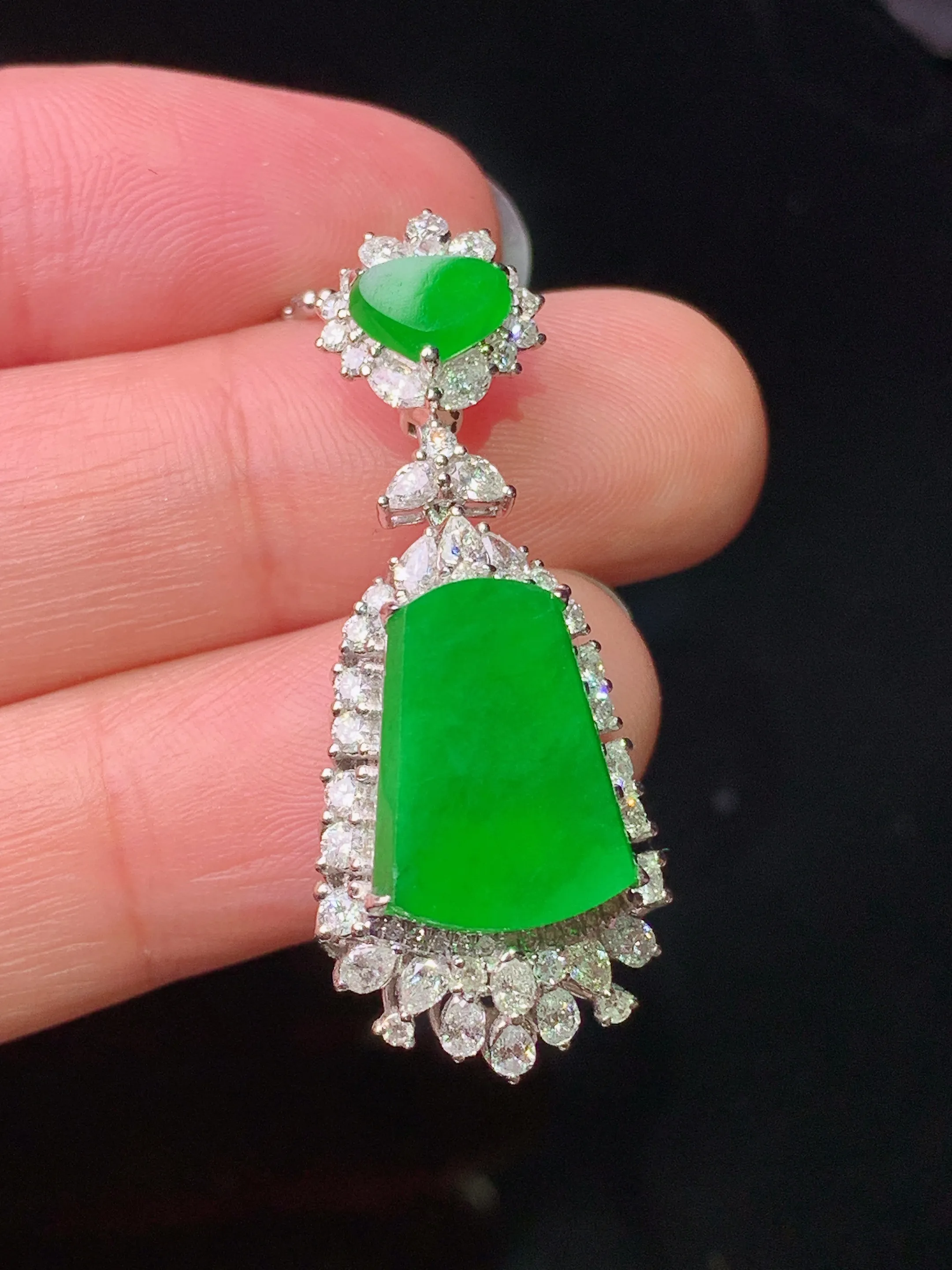 18k金钻镶嵌满绿无事牌吊坠 玉质细腻 色泽艳丽清新 整体尺寸36.2*14.5*9.2