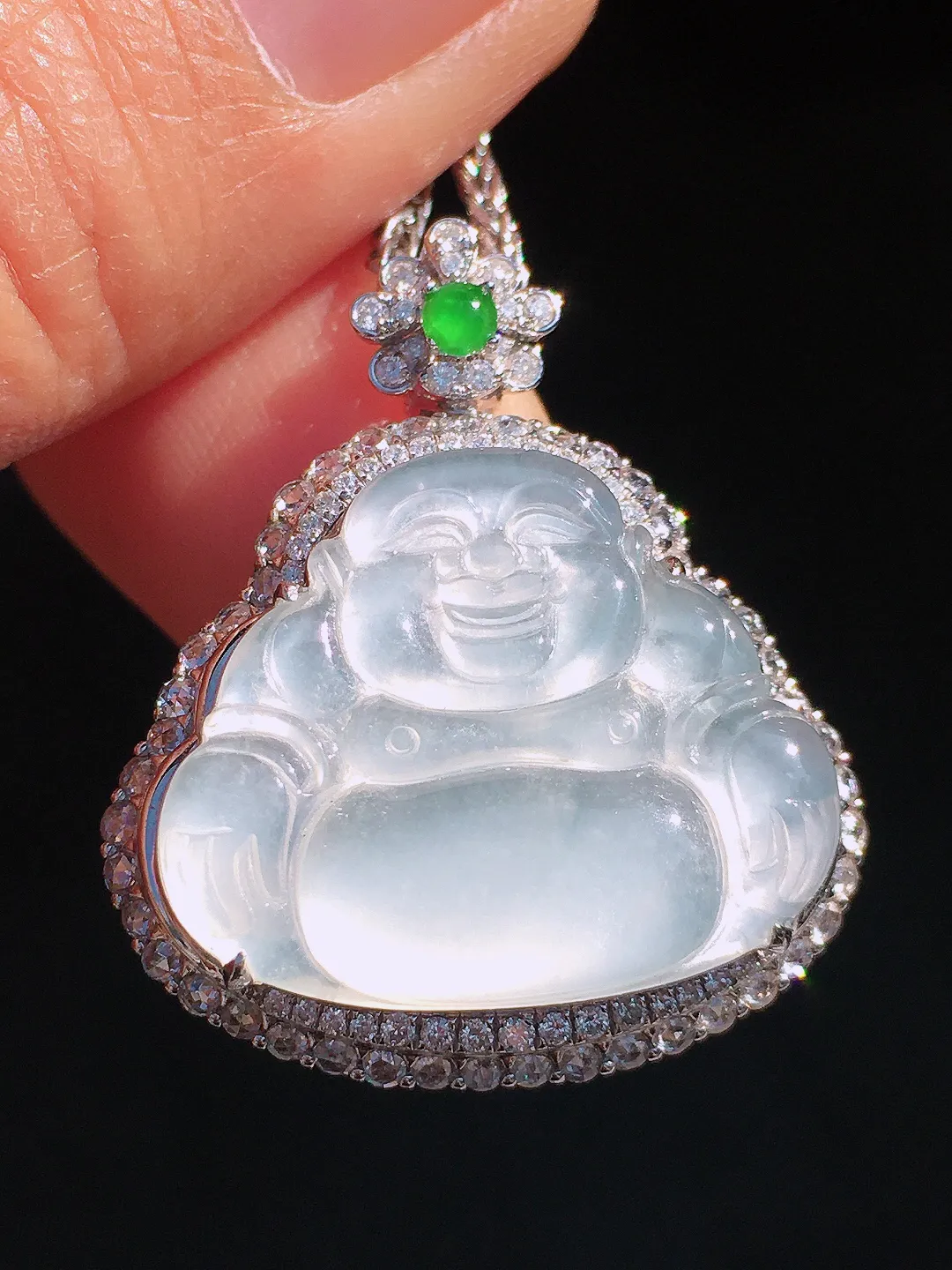 冰种佛公吊坠，玉质细腻，荧光感超
强，饱满圆润，尽显优雅气质，18k
金豪华镶嵌