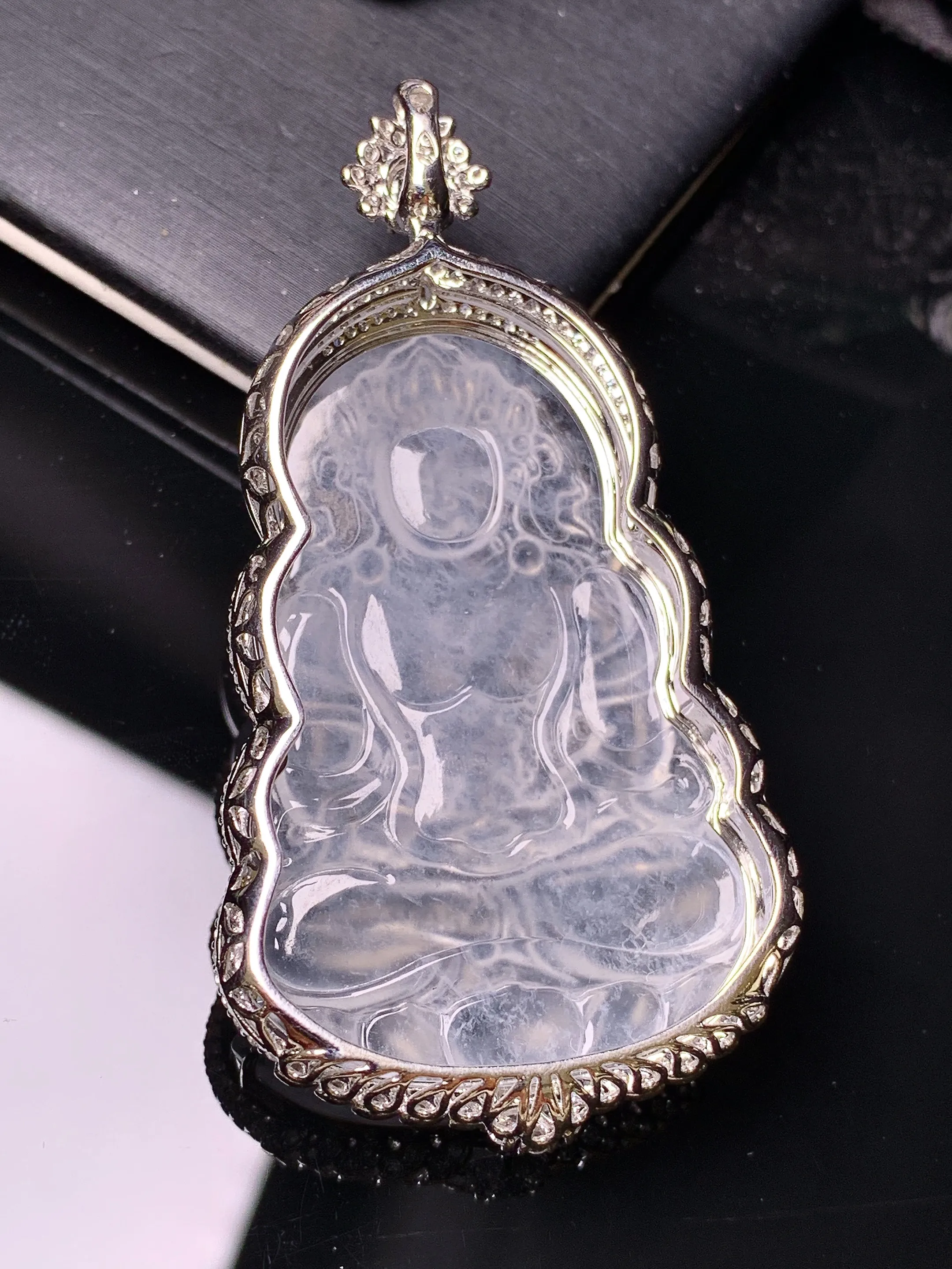 18k金钻镶嵌冰种度母观音菩萨吊坠 玉质细腻 色泽艳丽清新 整体尺寸62.8*32.7*10