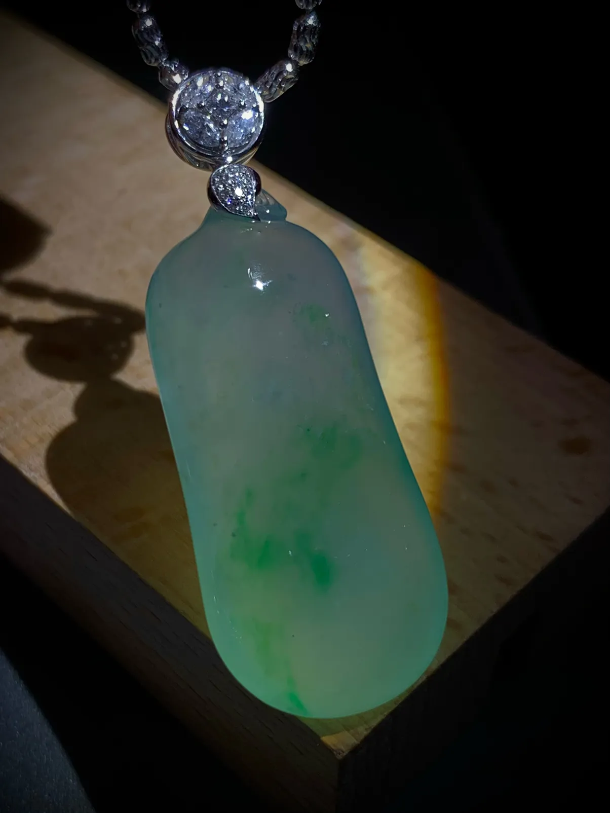 绿花福瓜，51-裸石41-19-11mm，
16g，18K金，南非钻，不配图链