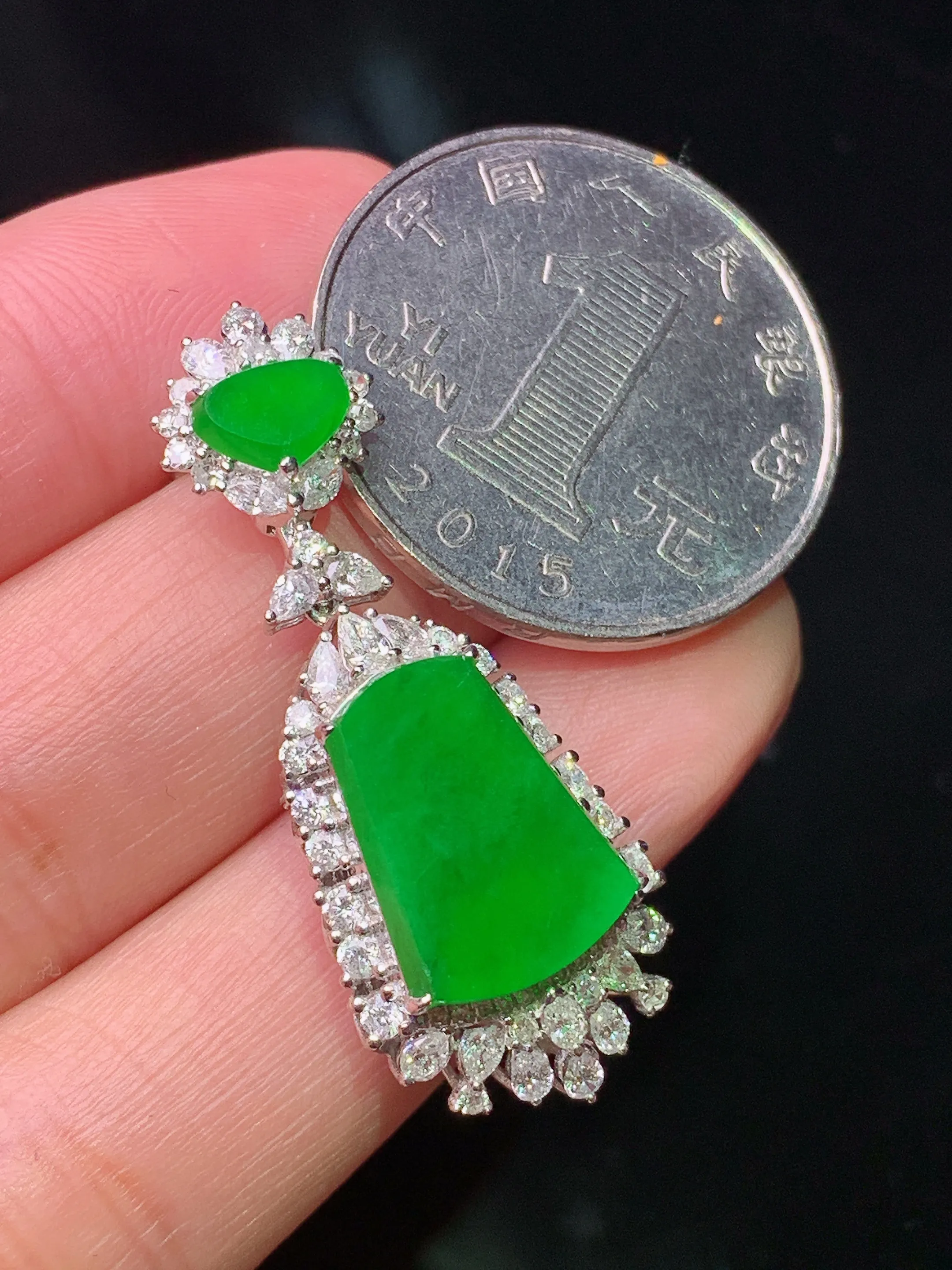 18k金钻镶嵌满绿无事牌吊坠 玉质细腻 色泽艳丽清新 整体尺寸36.2*14.5*9.2