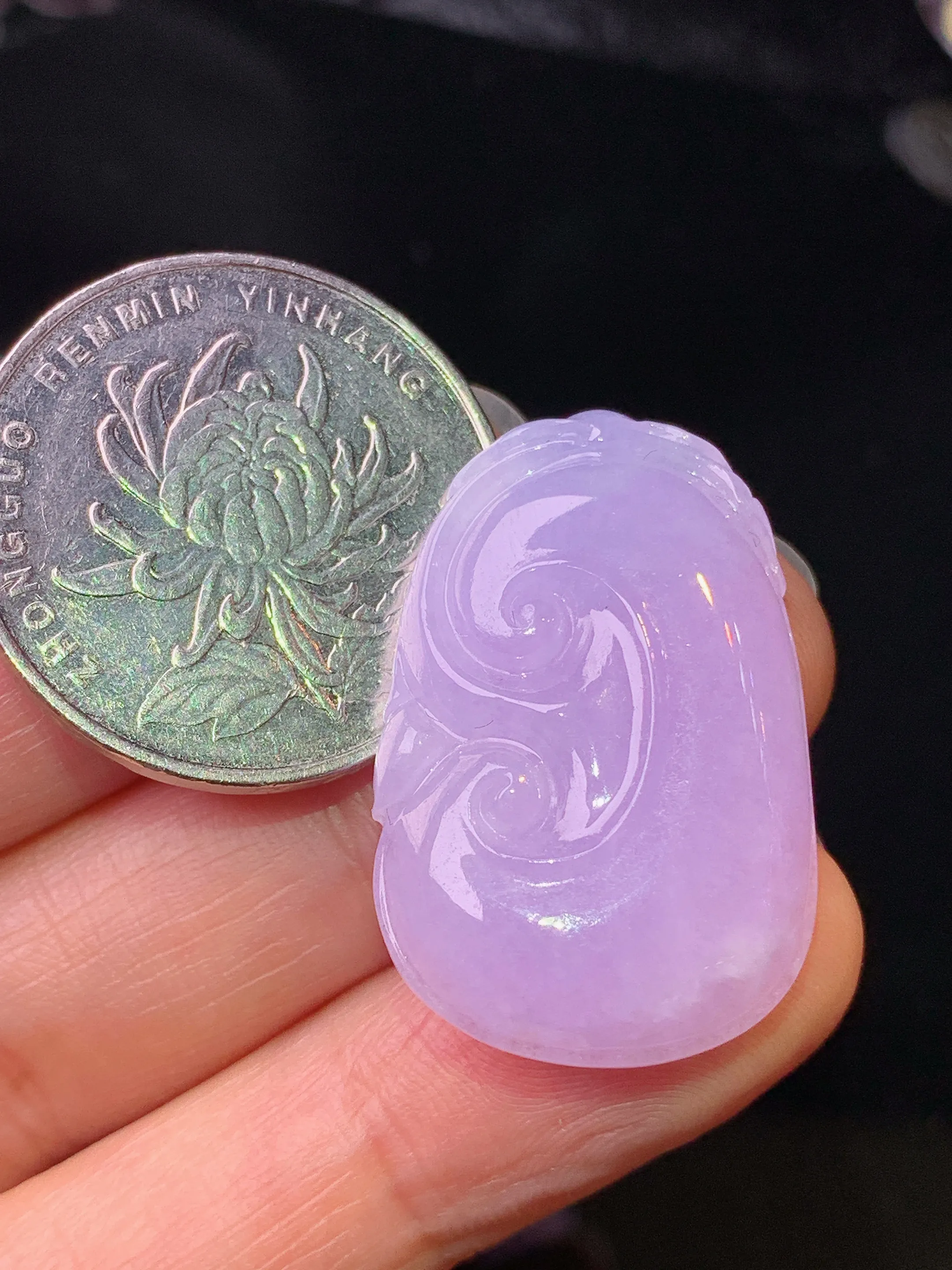 紫罗兰如意吊坠 玉质细腻 色泽艳丽清新 整体尺寸29.6*19.2*5.5