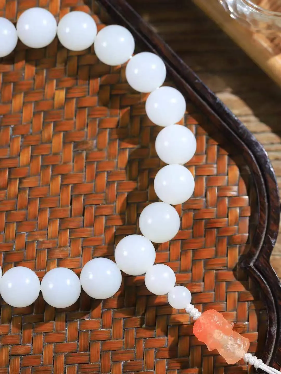 【珠圆玉润.手串】

精品️和田玉白玉珠圆玉润手串 玉质温润细腻  整串打磨圆润，佩戴舒适。珠珠落玉盘，间关莺语花底滑，一生美好时光，无论身在何处，都有它相伴相守。事事顺遂，幸福美满，吉祥如意。重44.7克 尺寸取一11mm  FDA-2210433