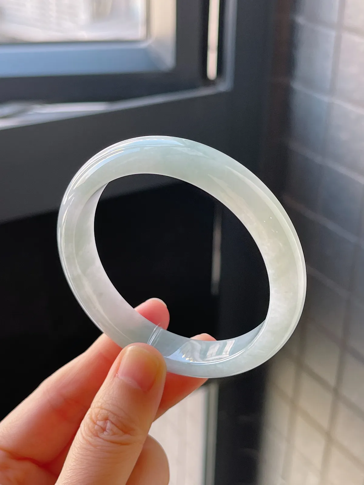 正圈56圈口，翡翠糯化种淡绿色手镯