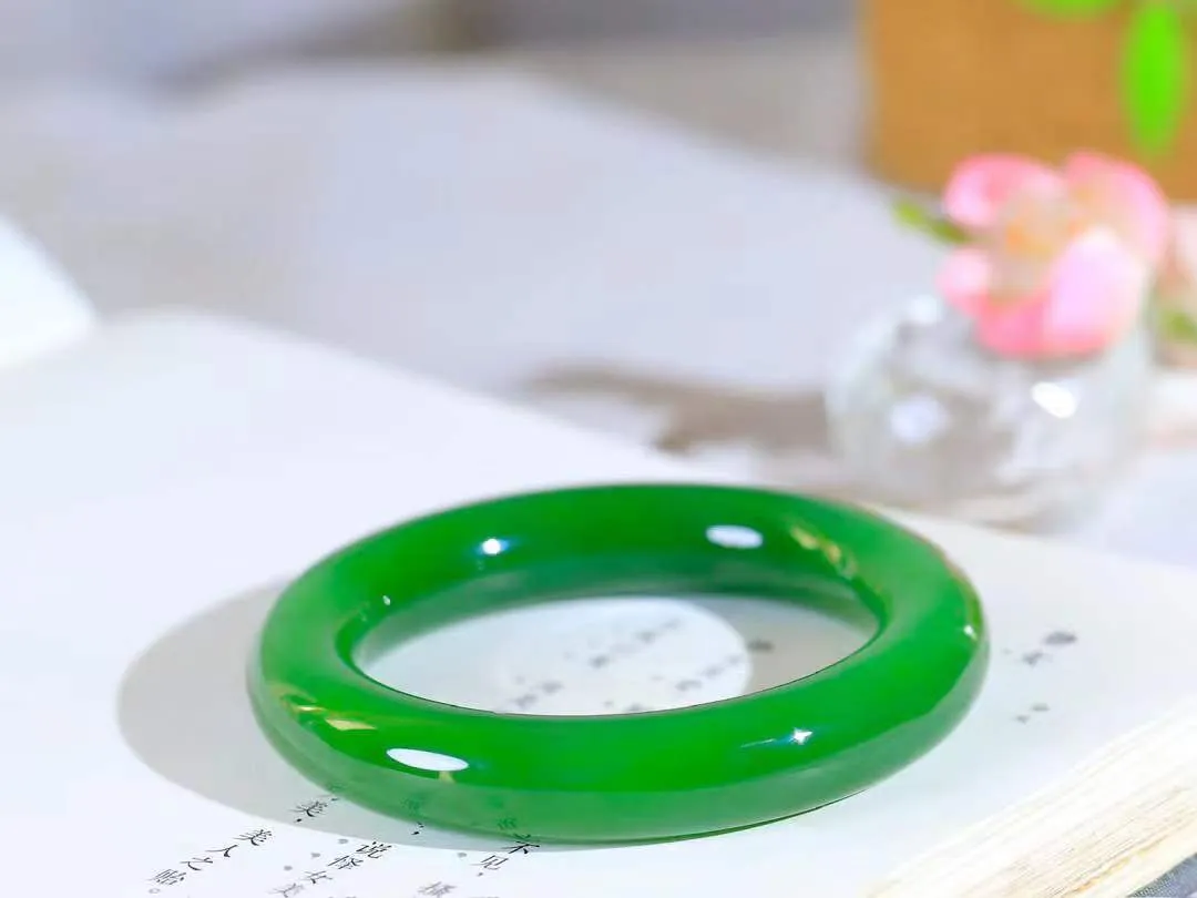 【玉佳人·手镯】

收藏级臻品️和田玉碧玉圆条手镯 ，玉质细腻油润，做工细致精美，端庄素雅，亭亭玉立，芊芊素手。芊芊素手，怎能忘镯？秀美圆条，更显婀娜。内径54mm 尺寸12.6-12mm重76克6910880A