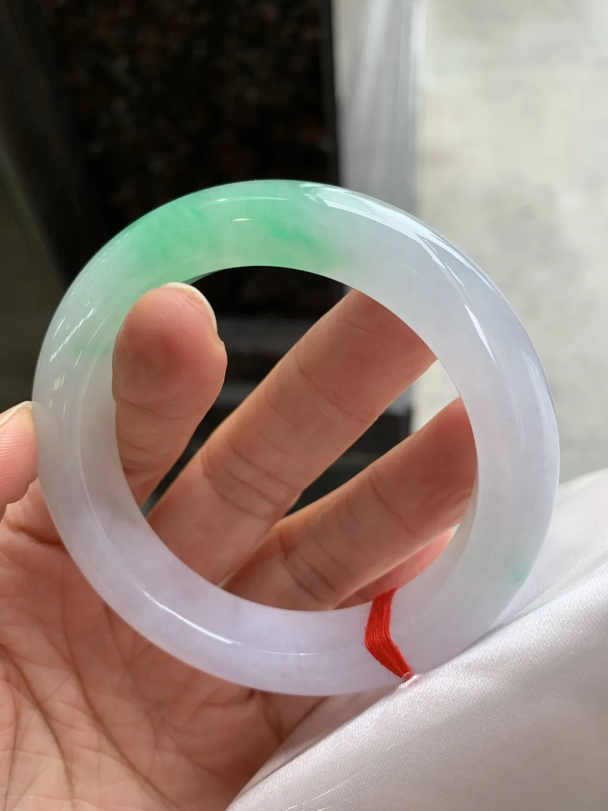 正圈飘绿 无瑕 尺寸：55.7/12.3/10.2 清爽色阳