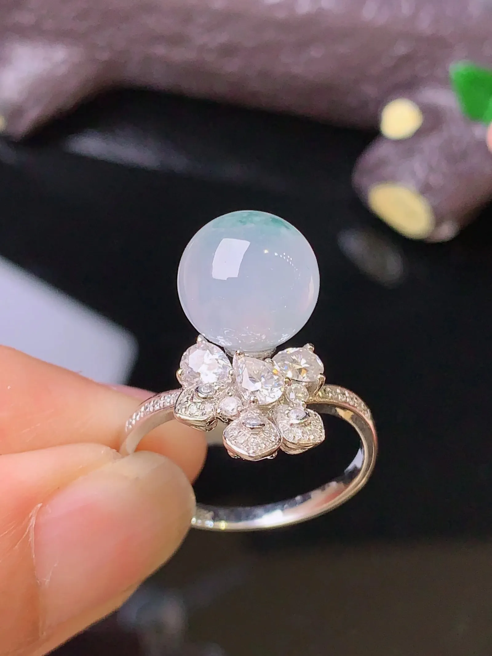 18k金钻镶嵌冰种飘绿圆珠戒指 玉质细腻 色泽艳丽清新 圈口14.5 整体尺寸10