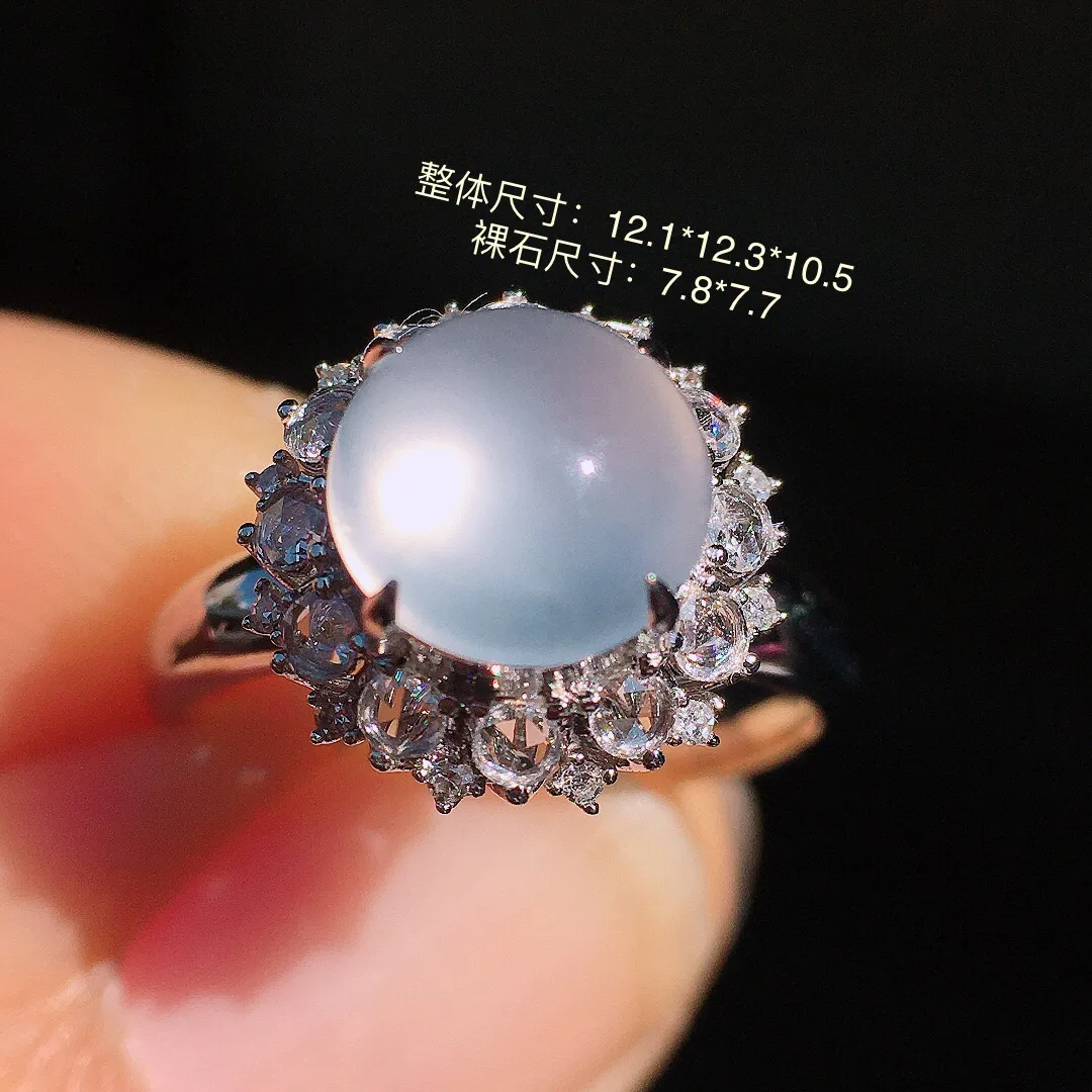 冰种蛋面戒指，玉质细腻，荧光感超
强，饱满圆润，尽显优雅气质，18k
金豪华镶嵌