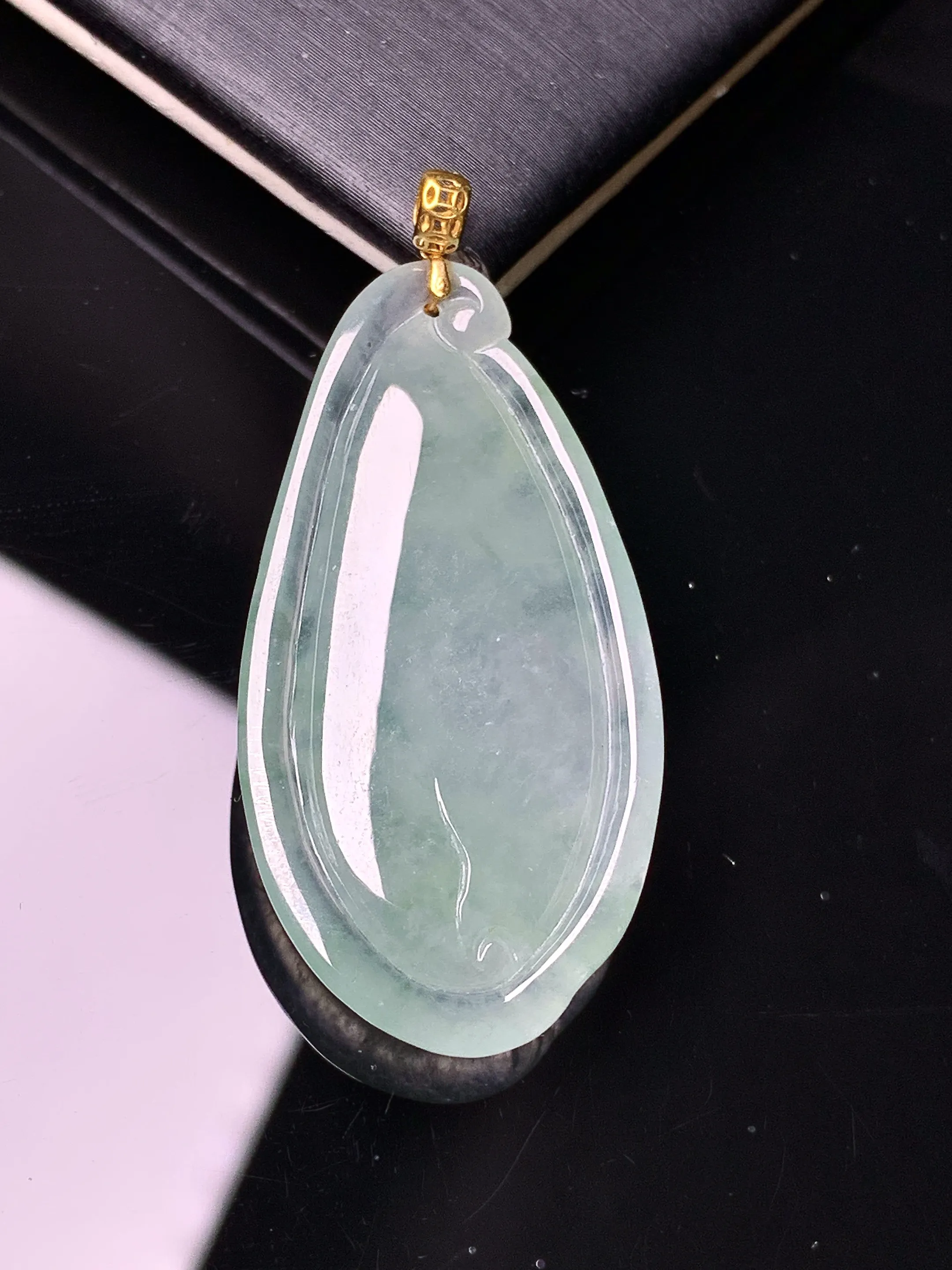 18k金镶嵌冰种雕花吊坠 玉质细腻 色泽艳丽清新 整体尺寸44*20.3*5.2