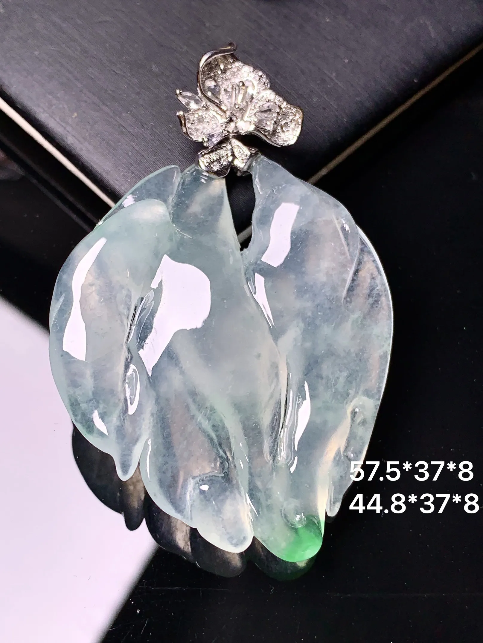 18k金钻镶嵌冰种翅膀吊坠 玉质细腻 色泽艳丽清新 整体尺寸57.5*37*8