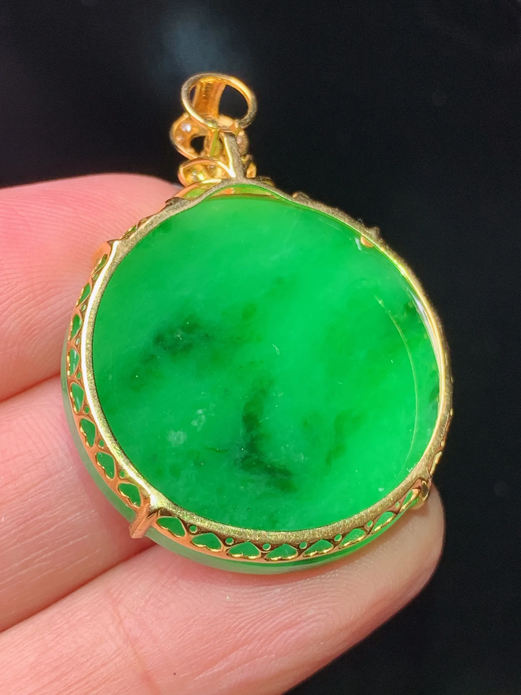 18k金钻镶嵌翠绿圆牌吊坠 玉质细腻 色泽艳丽清新 整体尺寸35.7*26.6*5.2