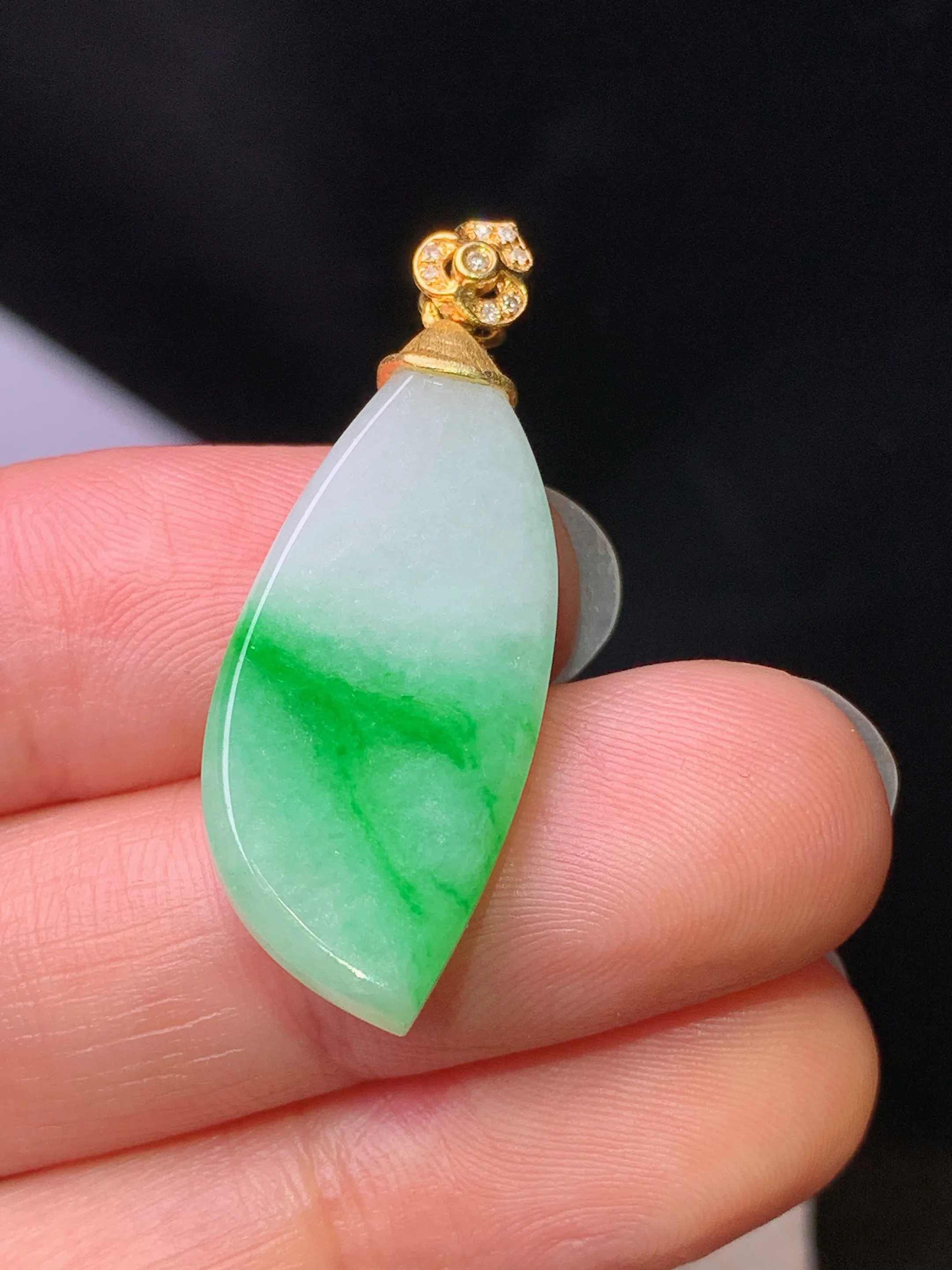 18k金钻镶嵌飘绿随形吊坠 玉质细腻 色泽艳丽清新 整体尺寸34.6*12.6*4