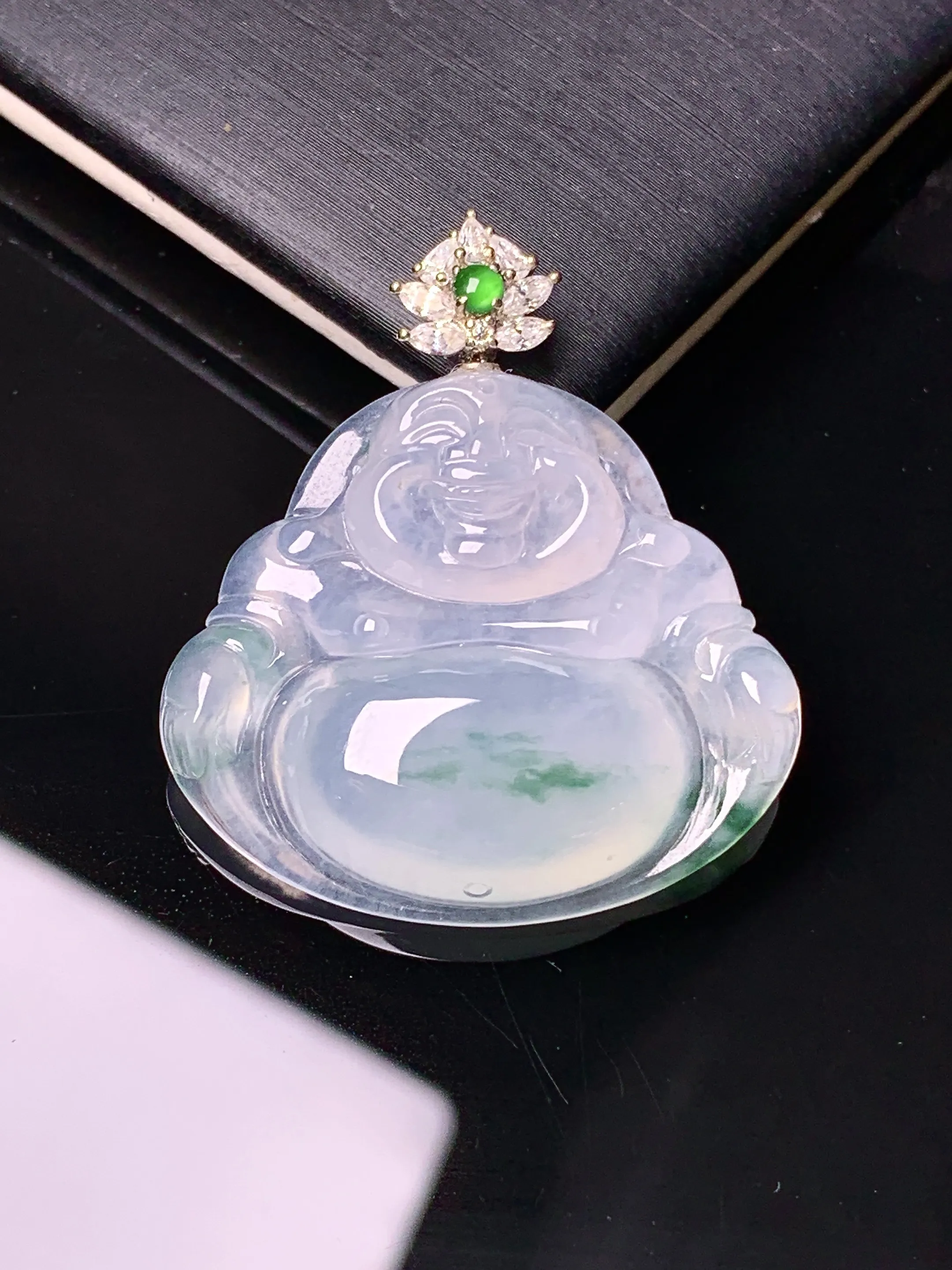 18k金钻镶嵌冰种飘绿佛公吊坠 玉质细腻 色泽艳丽清新 整体尺寸33.2*29.5*6