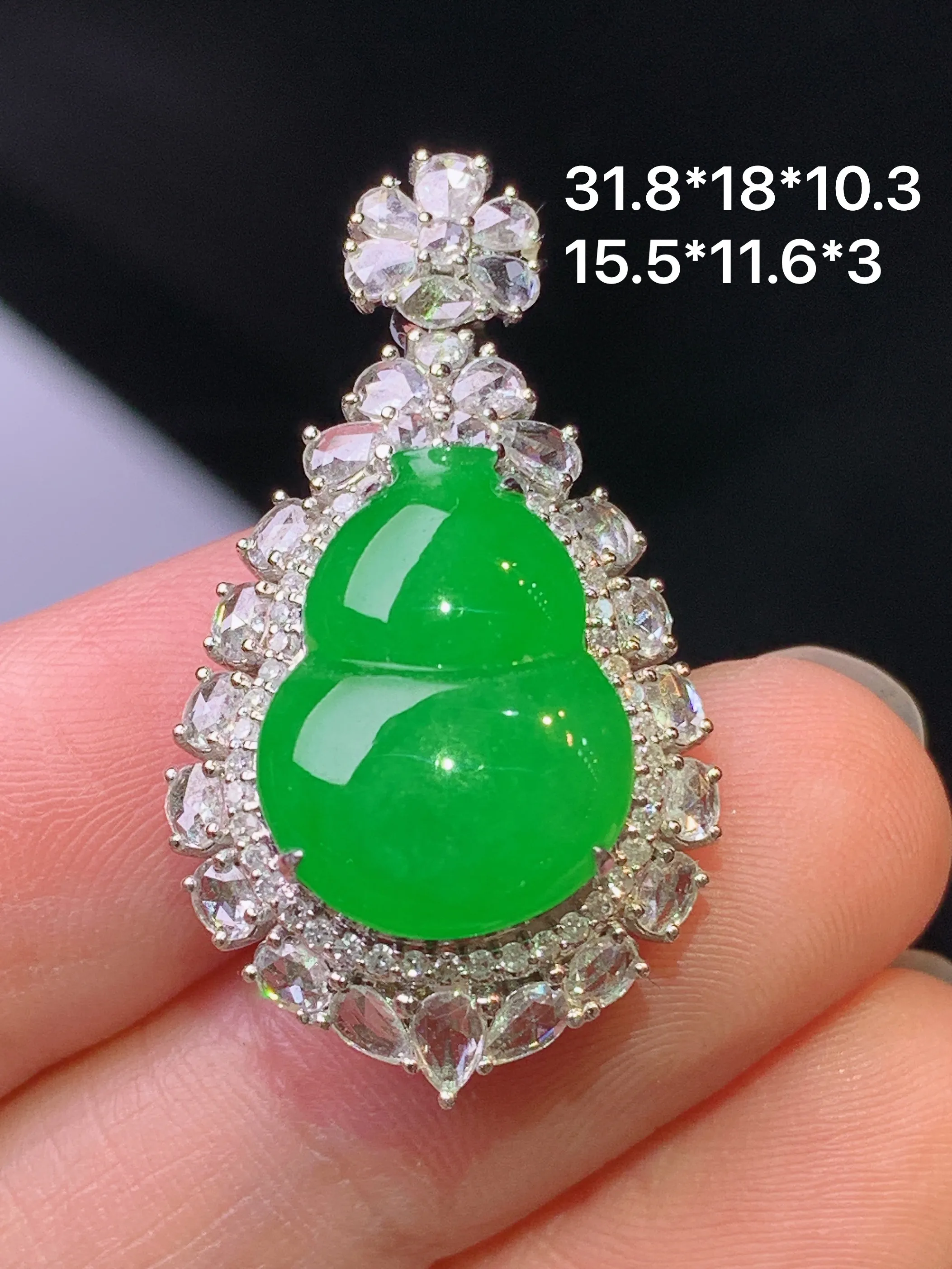 18k金钻镶嵌满绿葫芦吊坠 玉质细腻 色泽艳丽清新 整体尺寸31.8*18*10.3