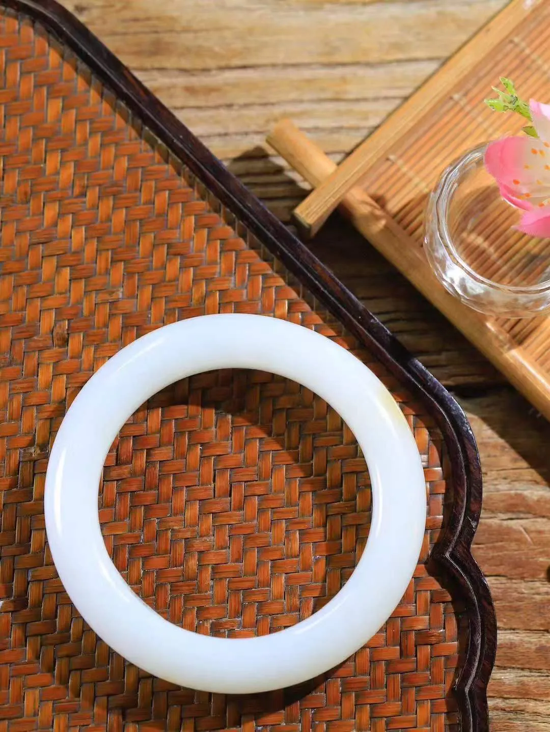 【暖玉生香·手镯】

精品和田玉糖白玉手镯，质地油润细腻，色泽高贵典雅，镯型古朴典雅。在诗情画意的雨巷相遇，你是我腕间的一抹风情，有你眸有深情，清风荡漾湖间静水，我愿俯身低眉，在烟波涟漪处，寻你深情倩影。内径57mm尺寸12.4-11.4mm重74.3克  6915858A