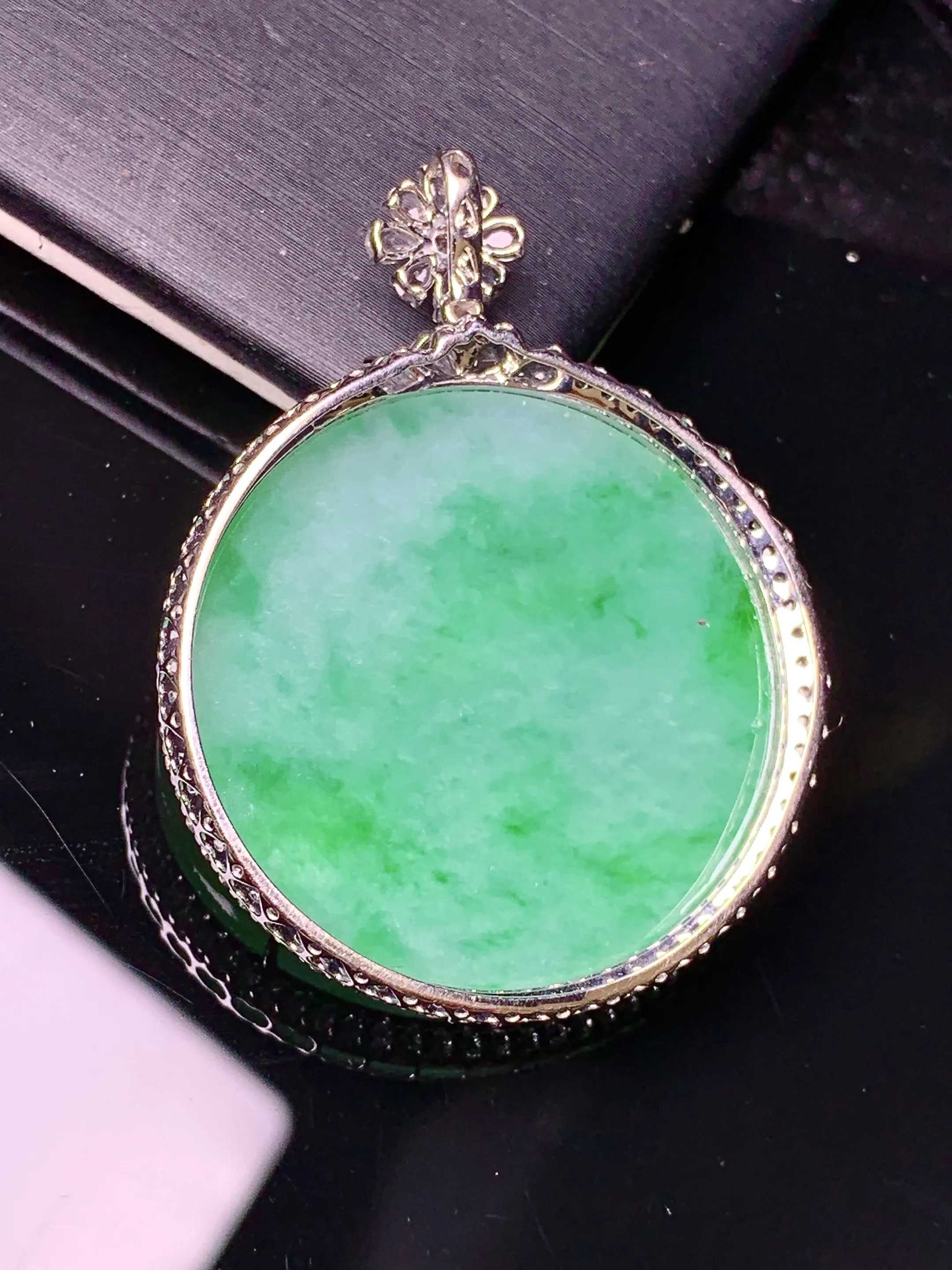 18k金钻镶嵌翠绿圆牌吊坠 玉质细腻 色泽艳丽清新 整体尺寸41.5*31.6*6