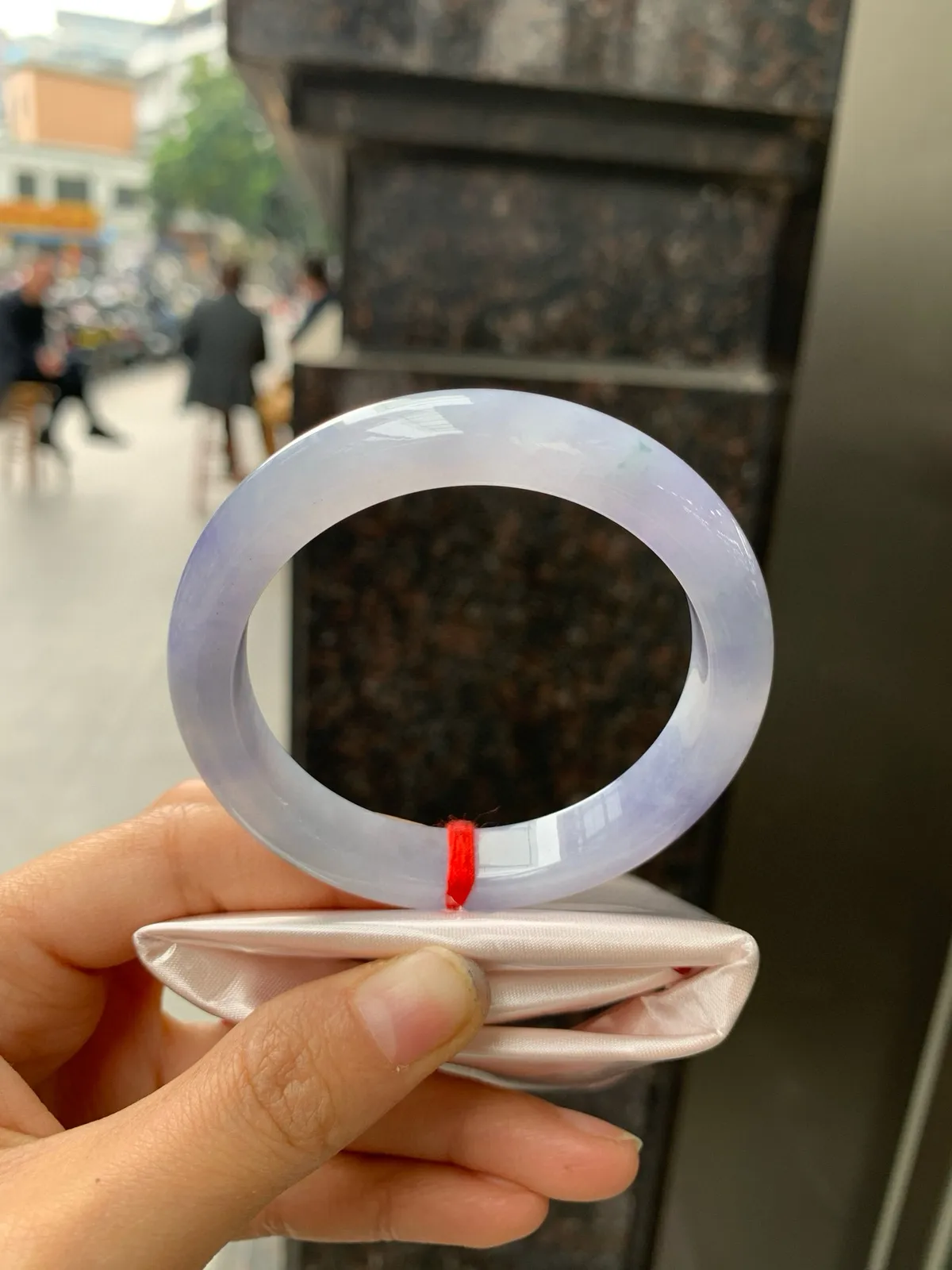 紫罗兰飘花正圈
52.2-10.2-8
玉质水润细腻，艳丽的紫底飘一朵蓝花，仿佛置身于莫奈花园里，浪