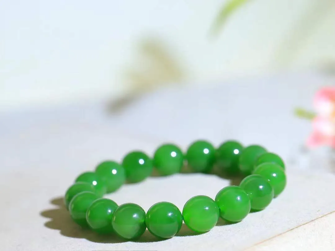 【珠圆玉润.手串】

精品和田玉碧玉珠圆玉润手串 玉质温润细腻  整串打磨圆润，佩戴舒适。珠珠落玉盘