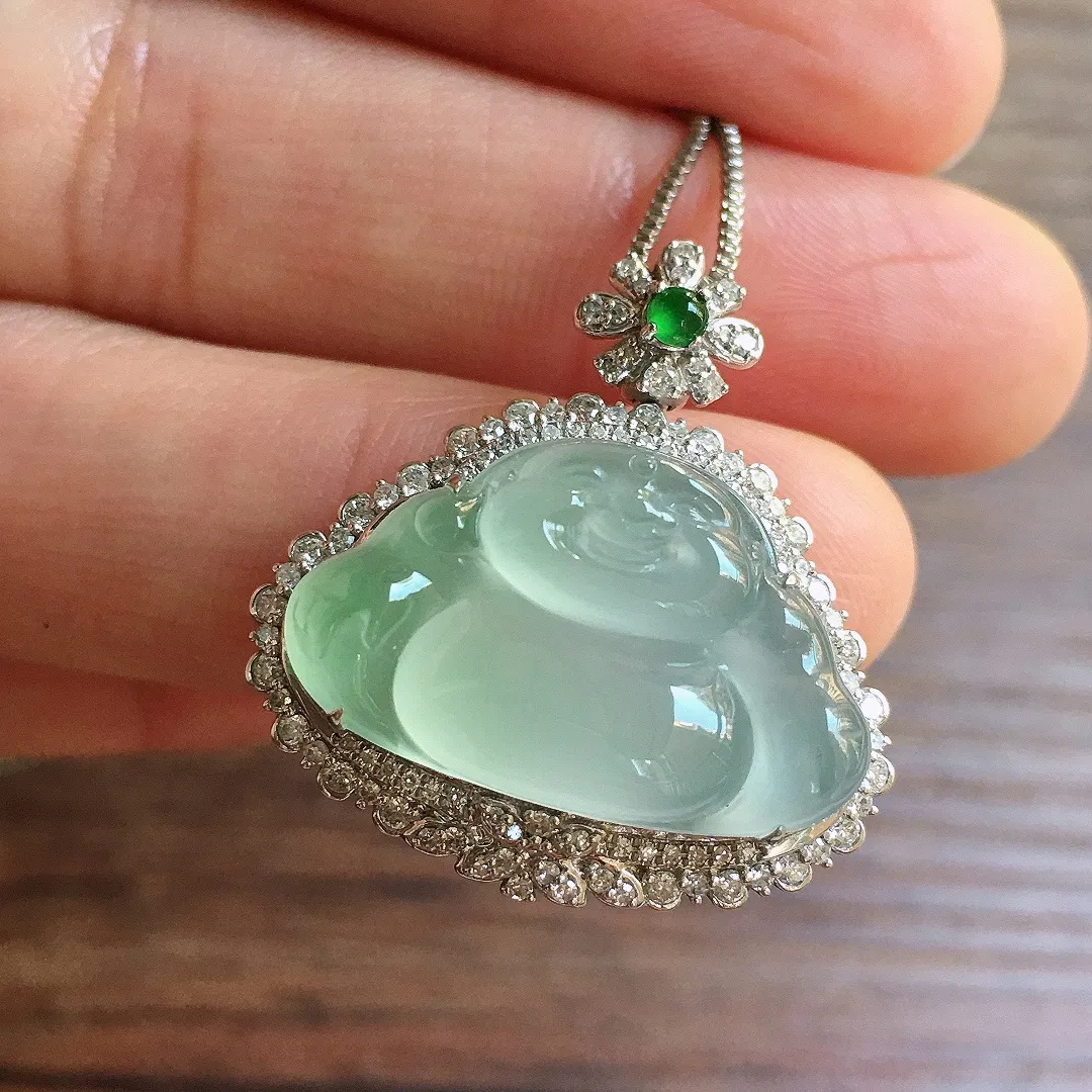 冰晴底舒佛吊坠，18k金镶嵌，冰润细腻，品相好，种水足Lj 尺寸26.4*25.3*10.7