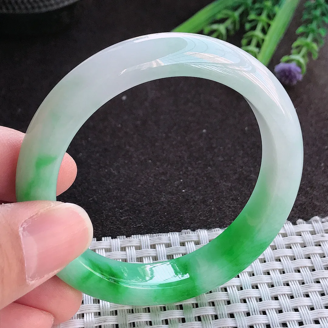 实拍A货翡翠52.5/11.3/8.3老坑精美冰润辣阳绿手镯宽边玉镯手环