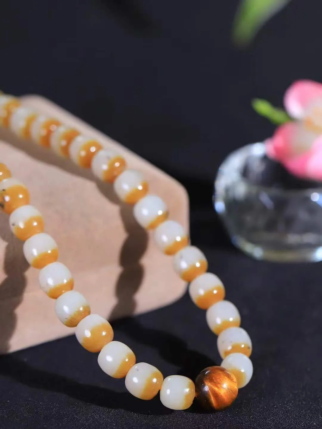 【链.108】

精品和田玉糖白点墨老型珠108挂链 玉质温润细腻 油性十足 佩戴舒适。珠珠落玉盘，间关莺语花底滑，一生美好时光，无论身在何处，都有它相伴相守。事事顺遂，幸福美满，吉祥如意。重103.7克 尺寸取一8-8mm FDA-7816893