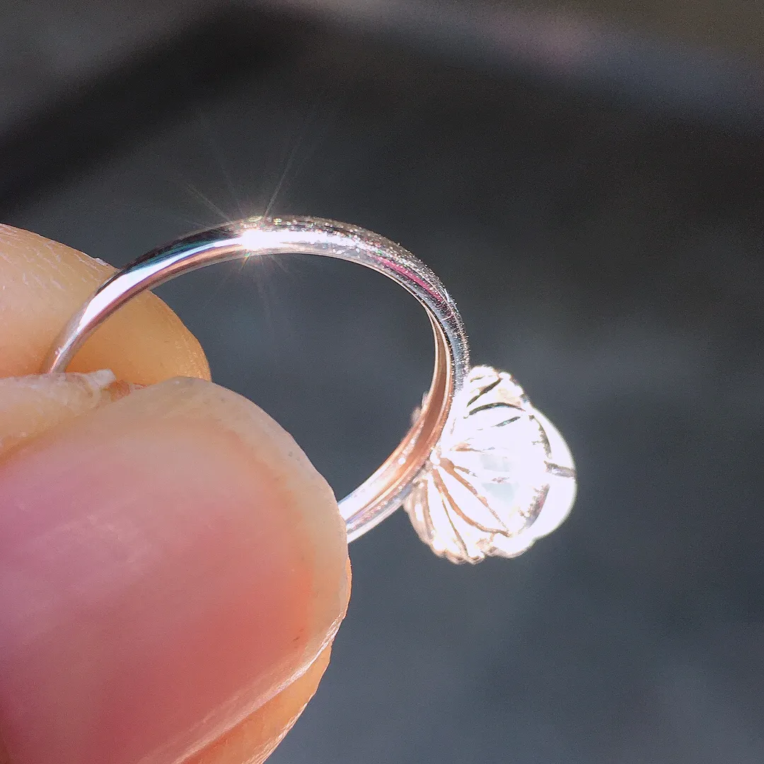 冰种蛋面戒指，玉质细腻，荧光感超
强，饱满圆润，尽显优雅气质，18k
金豪华镶嵌