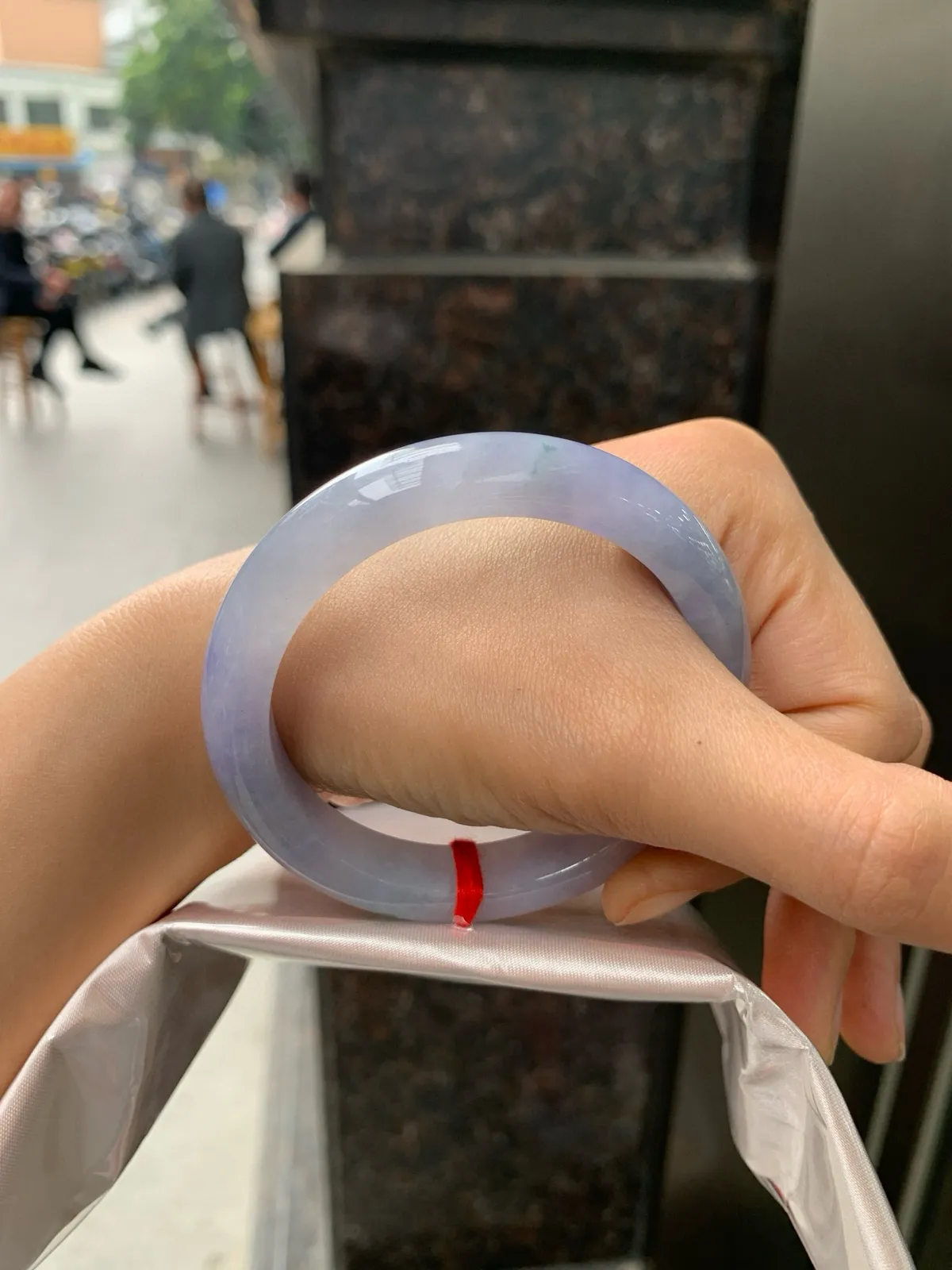 紫罗兰飘花正圈
52.2-10.2-8
玉质水润细腻，艳丽的紫底飘一朵蓝花，仿佛置身于莫奈花园里，浪漫温馨，神秘又优雅