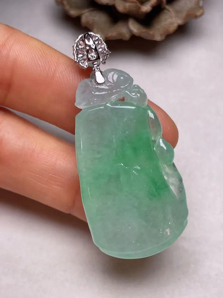 冰糯种飘绿节节高吊坠、真金真钻镶嵌，种水好，玉质细腻 .裸石尺寸 39.0*31.5