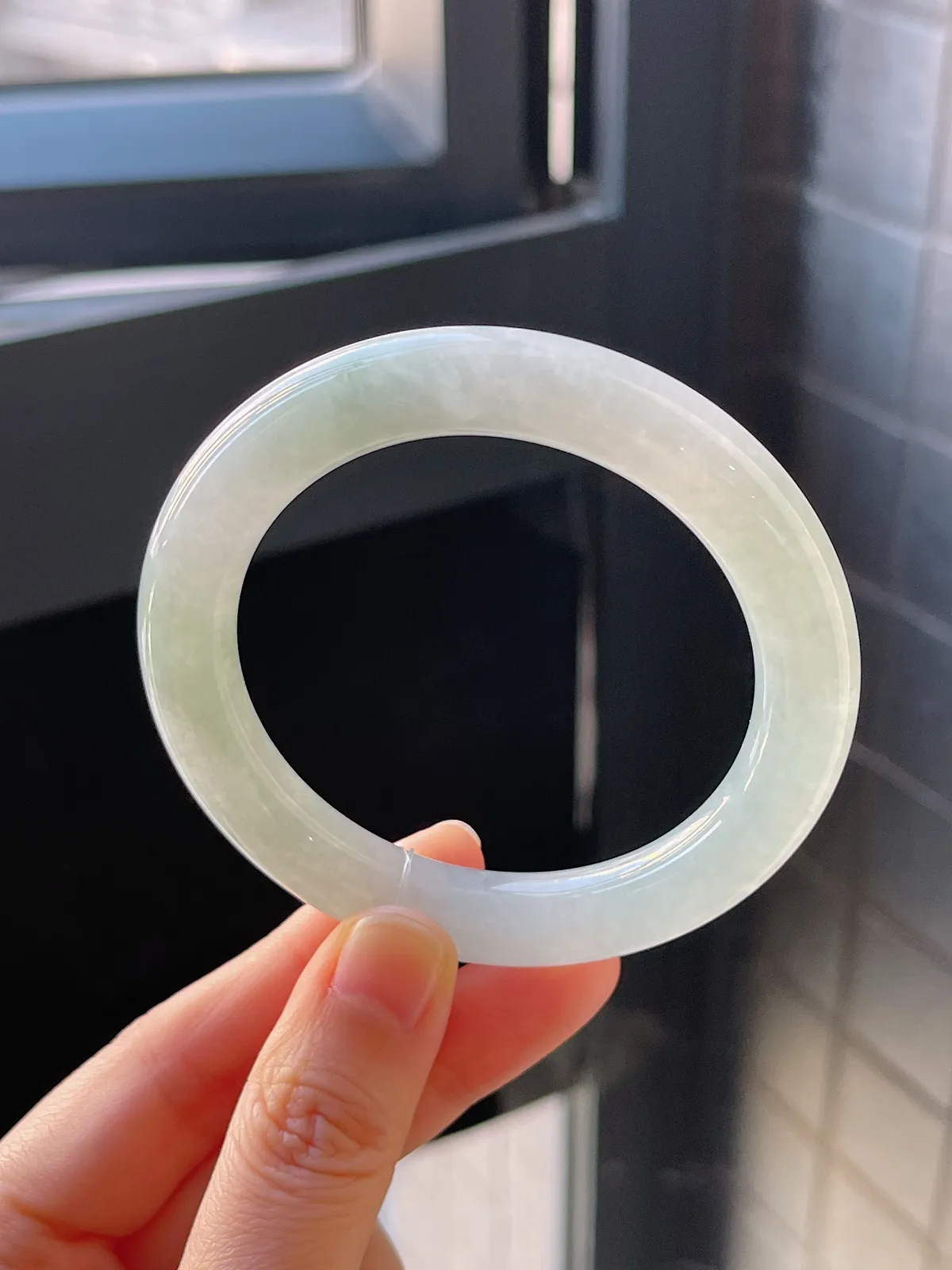 圆镯55.5圈口，翡翠冰糯种淡绿色手镯