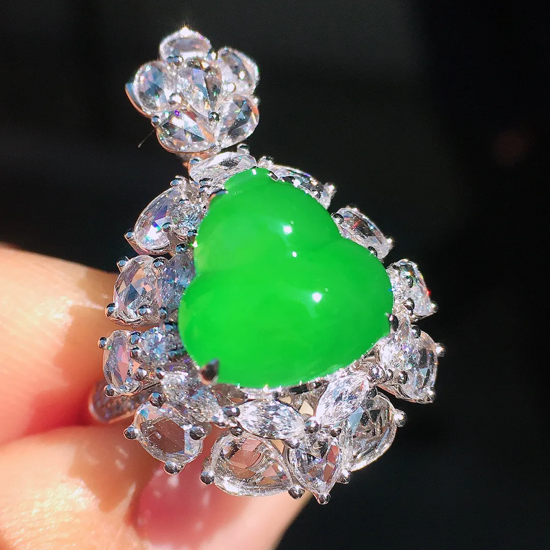 阳绿葫芦戒指/吊坠两用款，色泽均匀艳丽，玉质细腻，荧光感超
强，饱满圆润，尽显优雅气质，18k
金豪华镶嵌