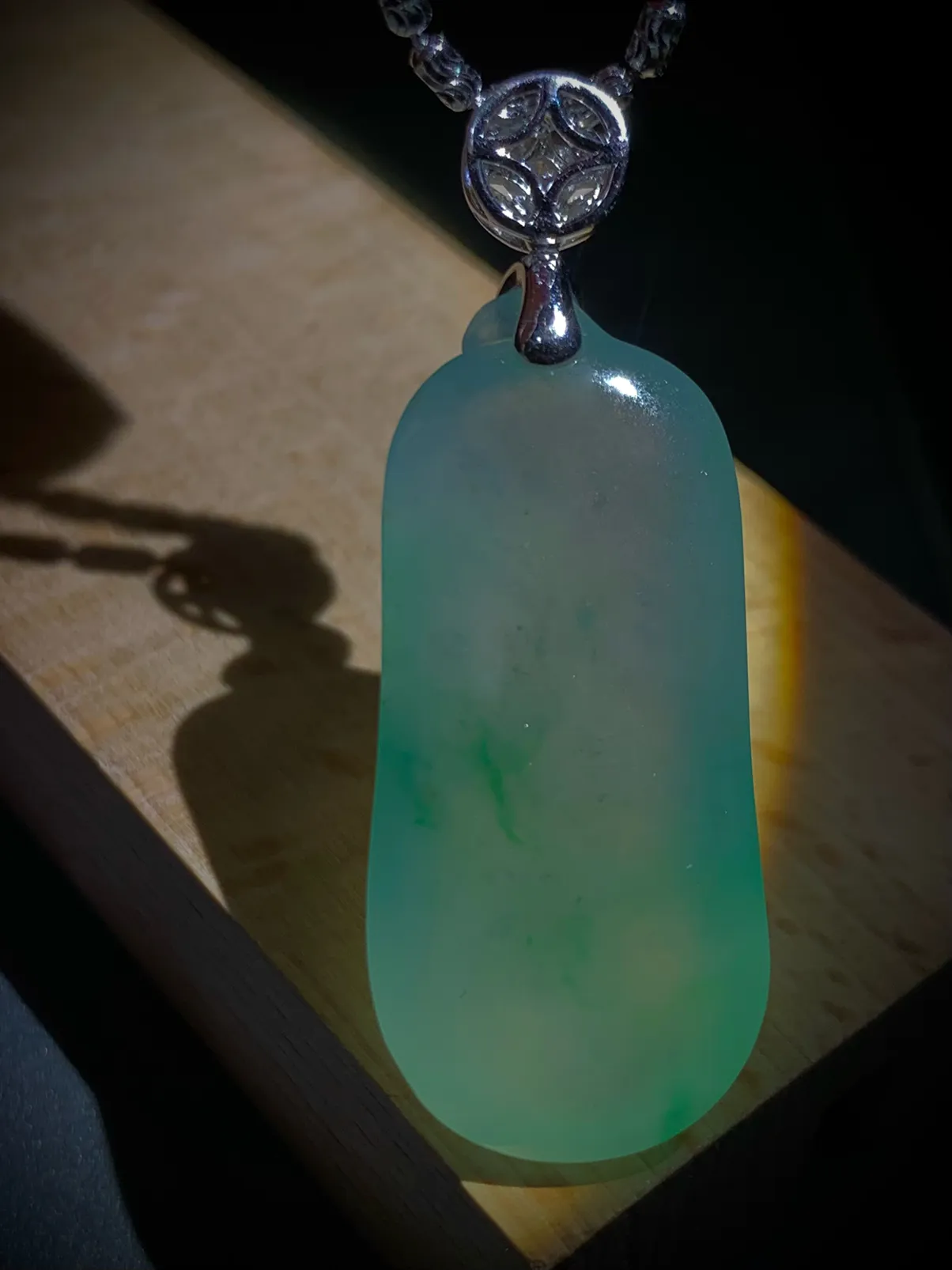 绿花福瓜，51-裸石41-19-11mm，
16g，18K金，南非钻，不配图链