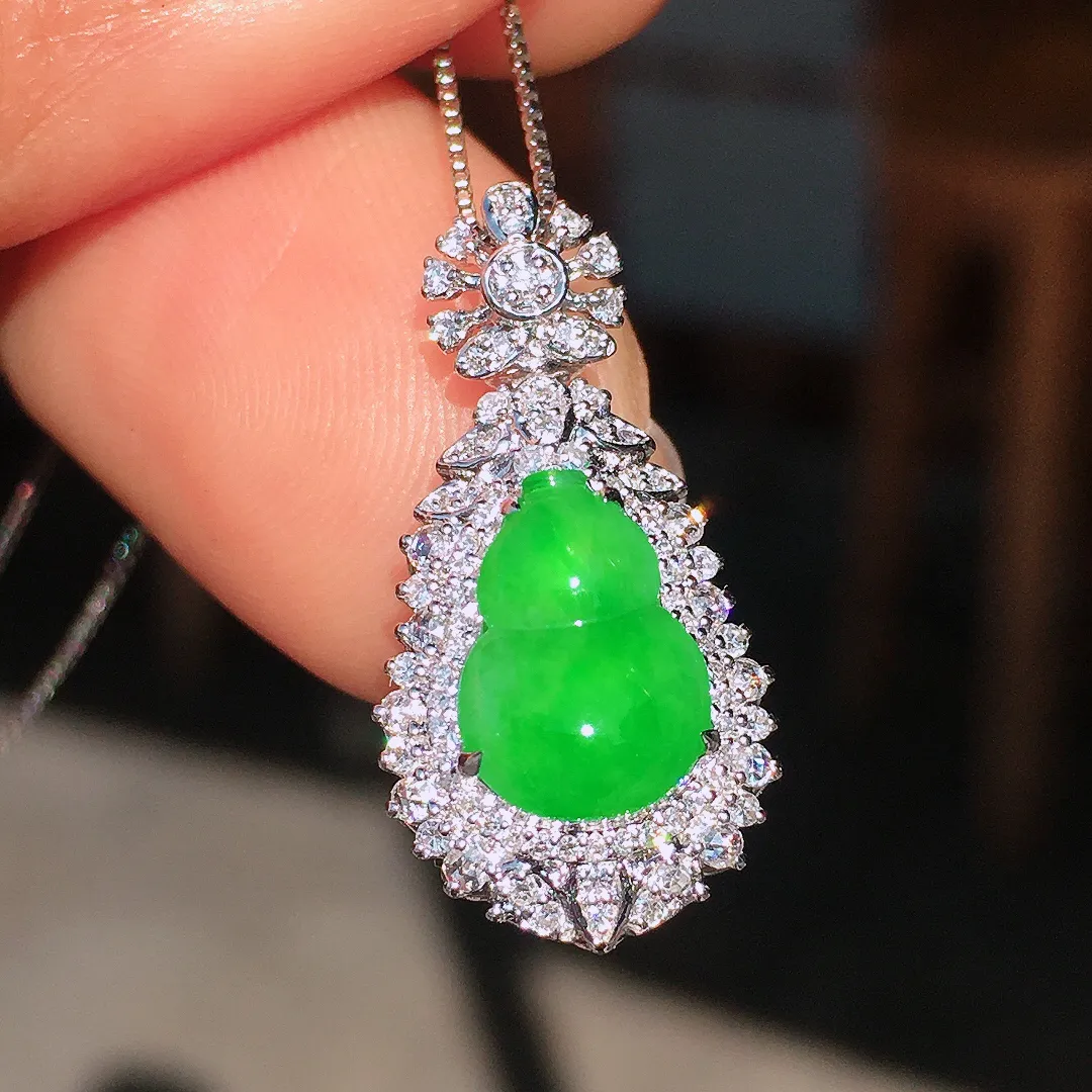 阳绿葫芦吊坠，色泽均匀艳丽，玉质细腻，荧光感超
强，饱满圆润，尽显优雅气质，18k
金豪华镶嵌