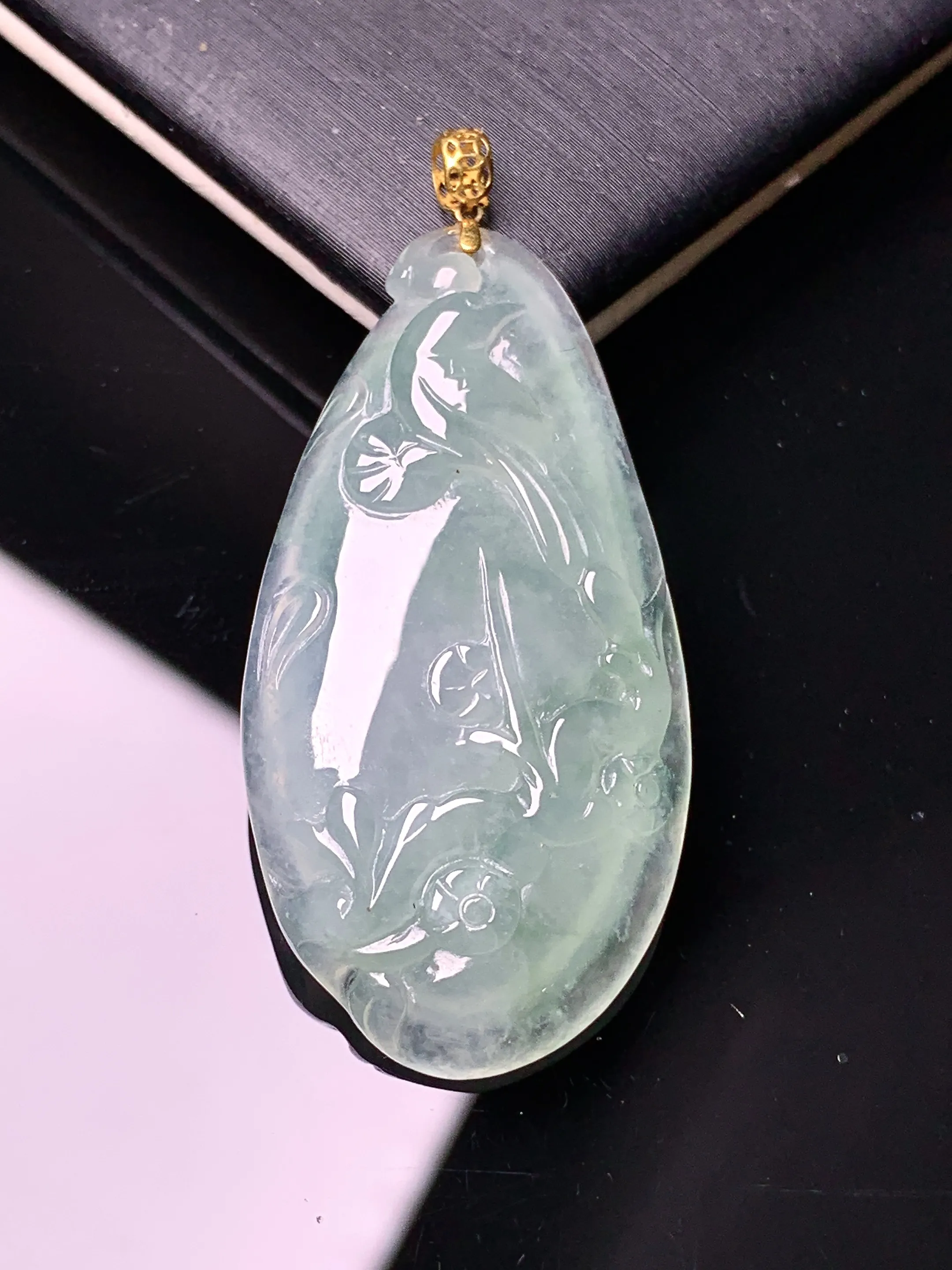 18k金镶嵌冰种雕花吊坠 玉质细腻 色泽艳丽清新 整体尺寸44*20.3*5.2