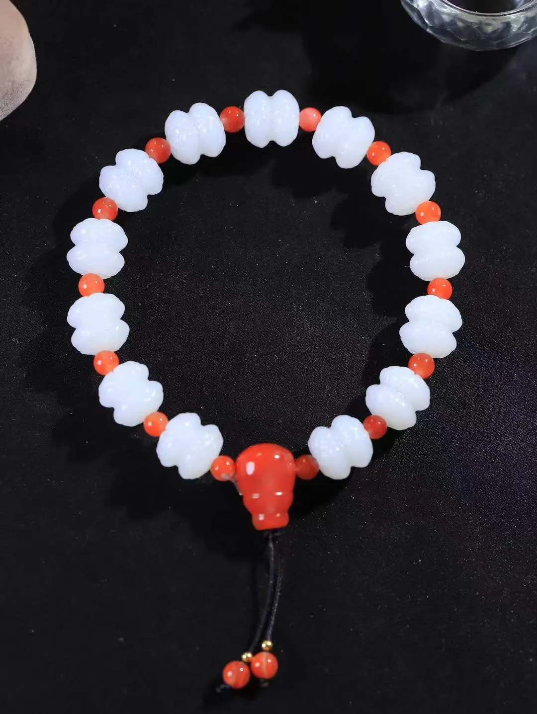 【莲花.手串】

精品和田玉白玉莲花手串，器形优雅，小巧精致，翠色浓郁，玉质细腻油润、手感上佳，颗