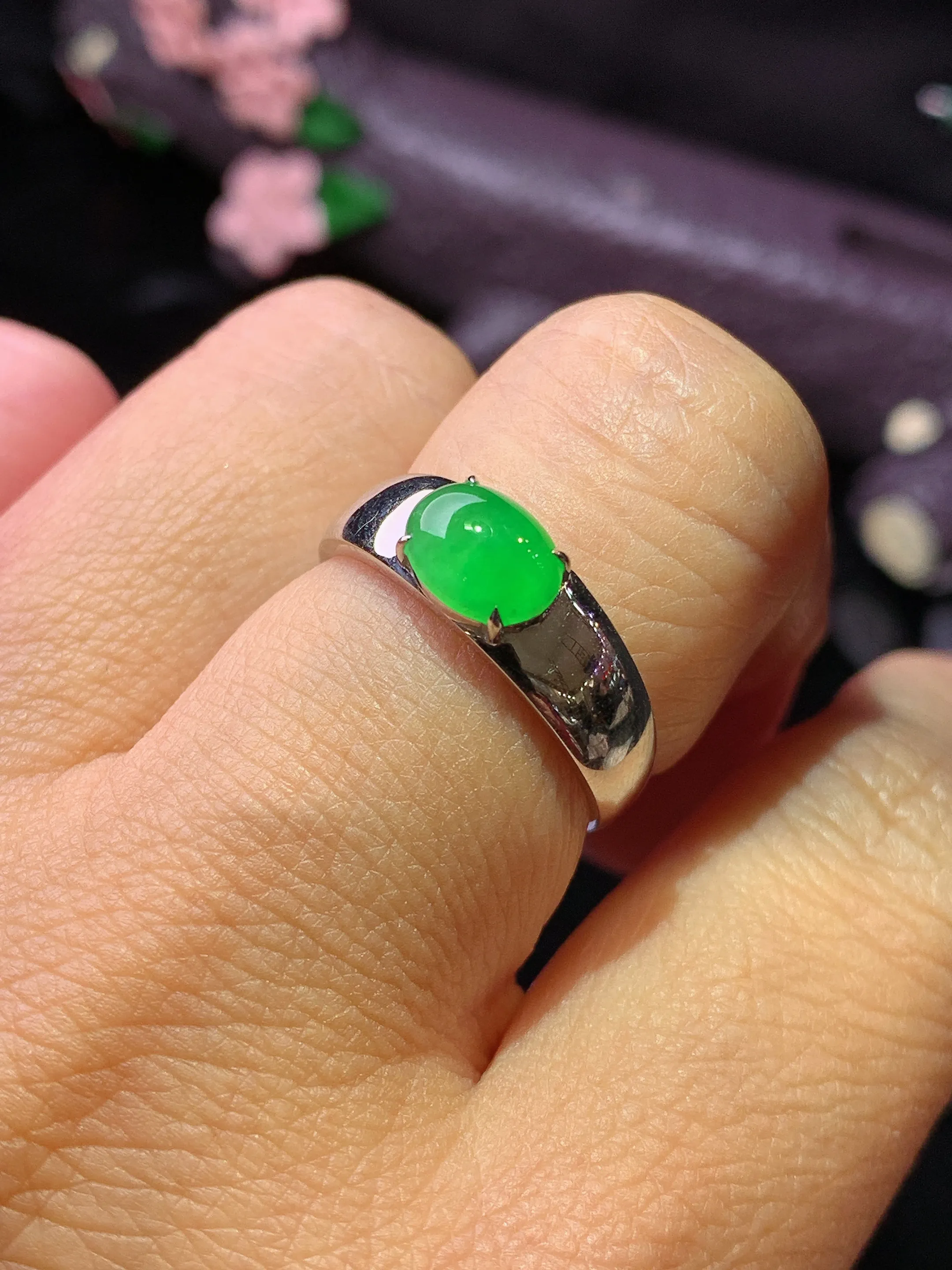 18k金镶嵌满绿蛋面戒指 玉质细腻 色泽艳丽清新 圈口14 裸石尺寸5.6*7.3*3.2