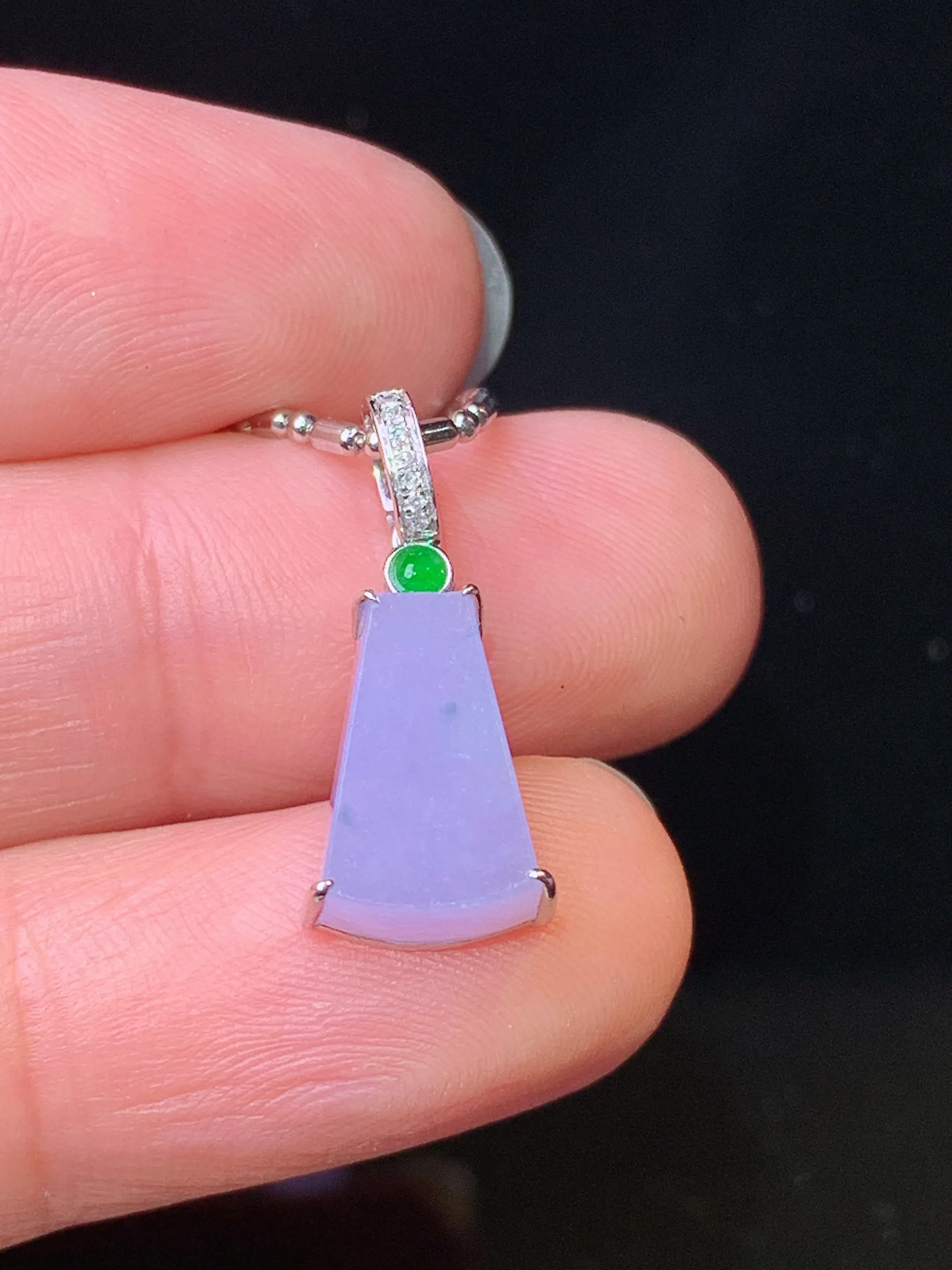 18k金钻镶嵌紫罗兰无事牌吊坠 玉质细腻 色泽艳丽清新 整体尺寸20*7.2*4.7