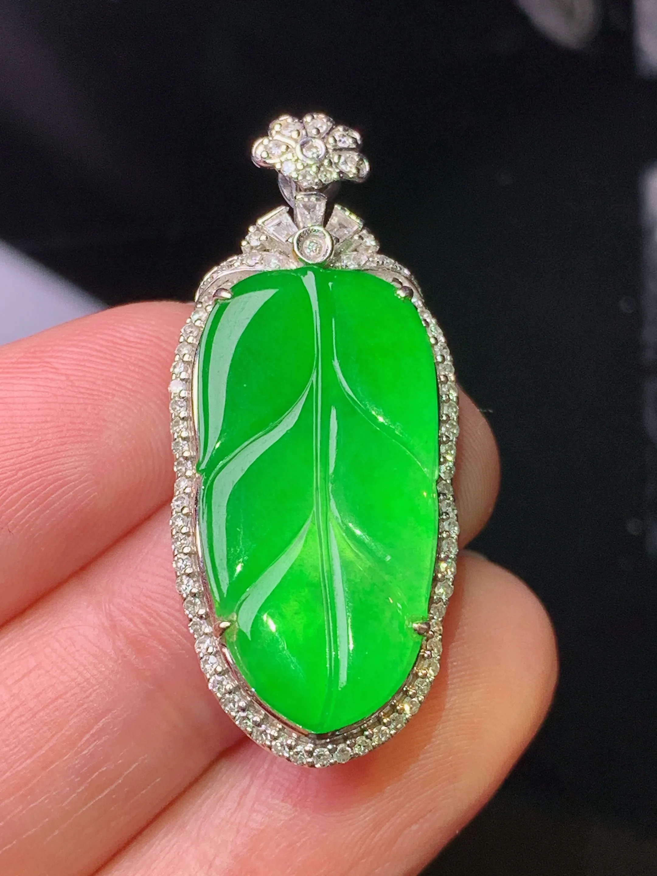 18k金钻镶嵌翠绿树叶吊坠 玉质细腻 色泽艳丽清新 整体尺寸36.5*15.8*6.8