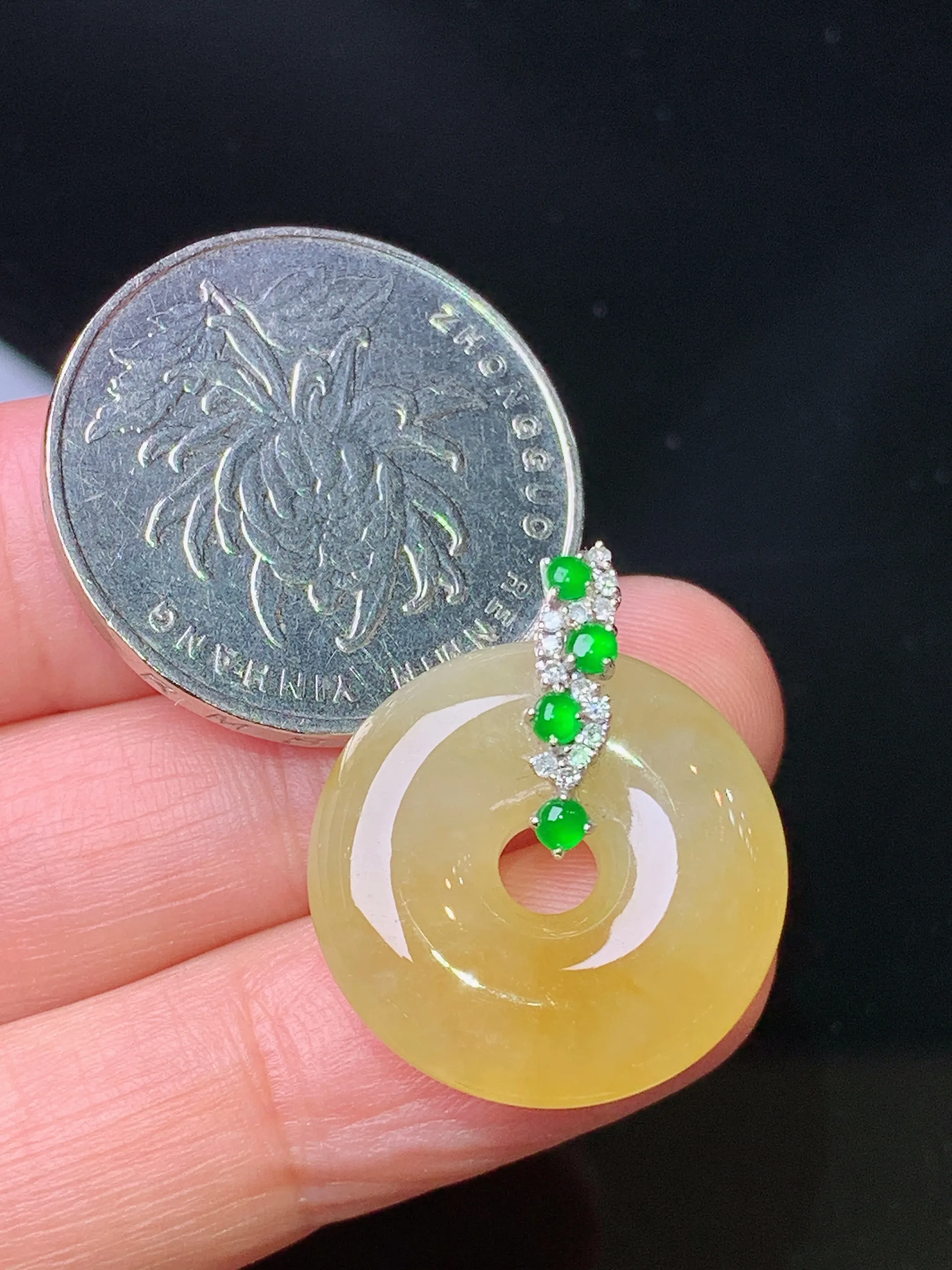 18k金钻镶嵌黄翡平安环吊坠 玉质细腻 色泽艳丽清新 整体尺寸24.5*20.5*5.5