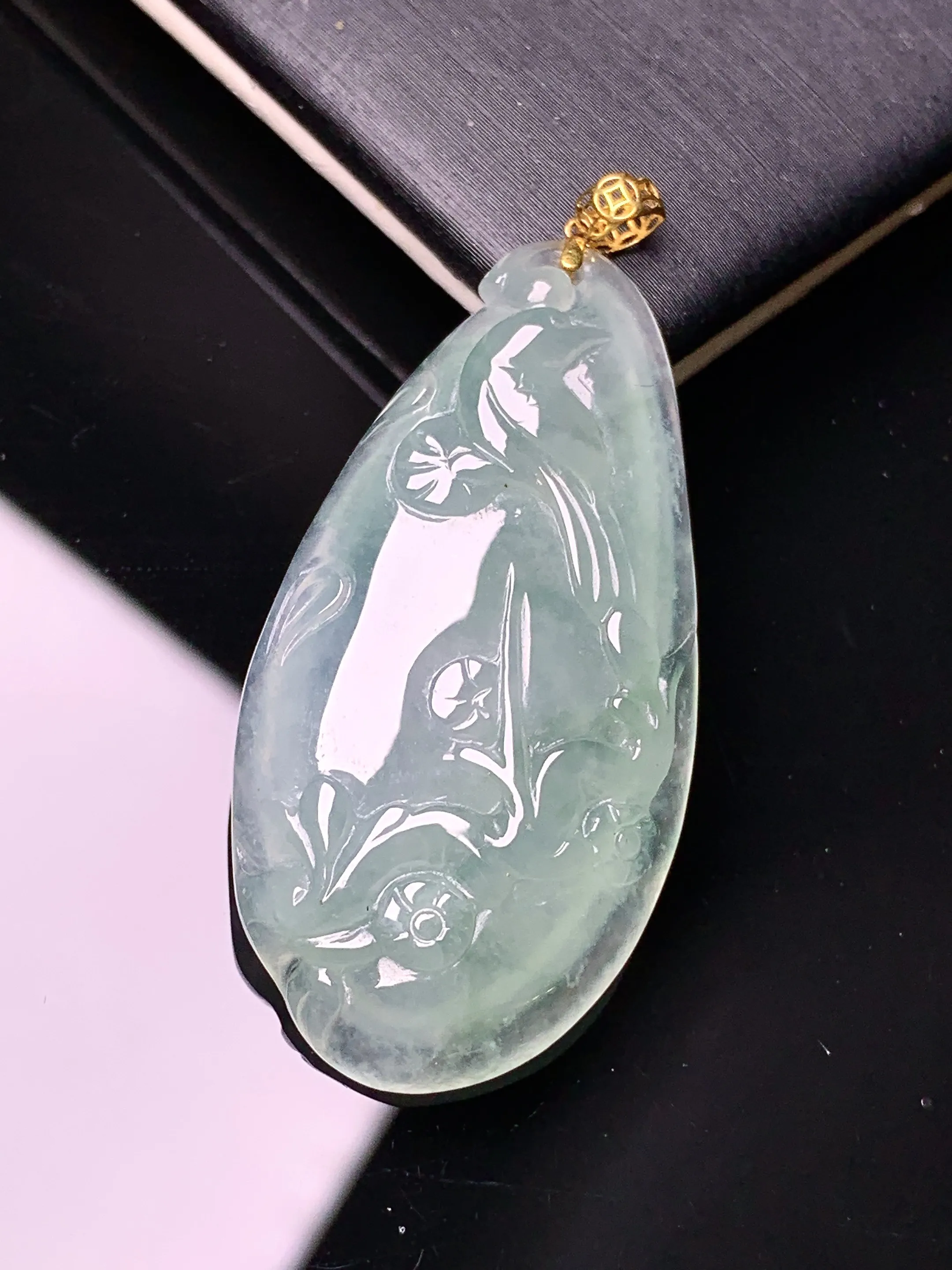 18k金镶嵌冰种雕花吊坠 玉质细腻 色泽艳丽清新 整体尺寸44*20.3*5.2