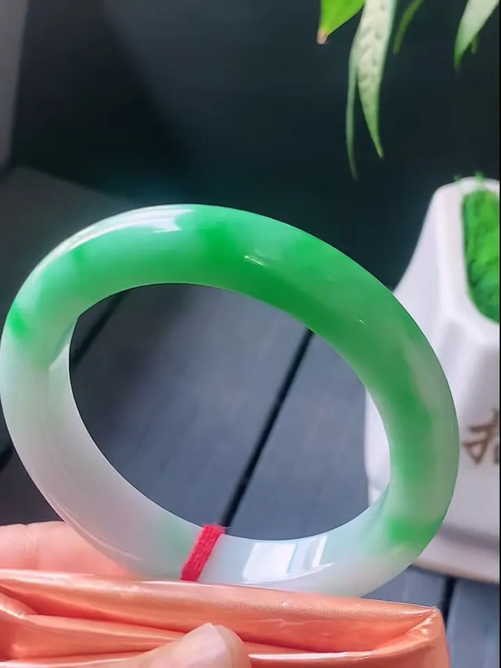 【翡翠名称】老种白底青阳绿53.6正圈口手镯
【翡翠尺寸】53.6/11.3/9.2mm适合52.6