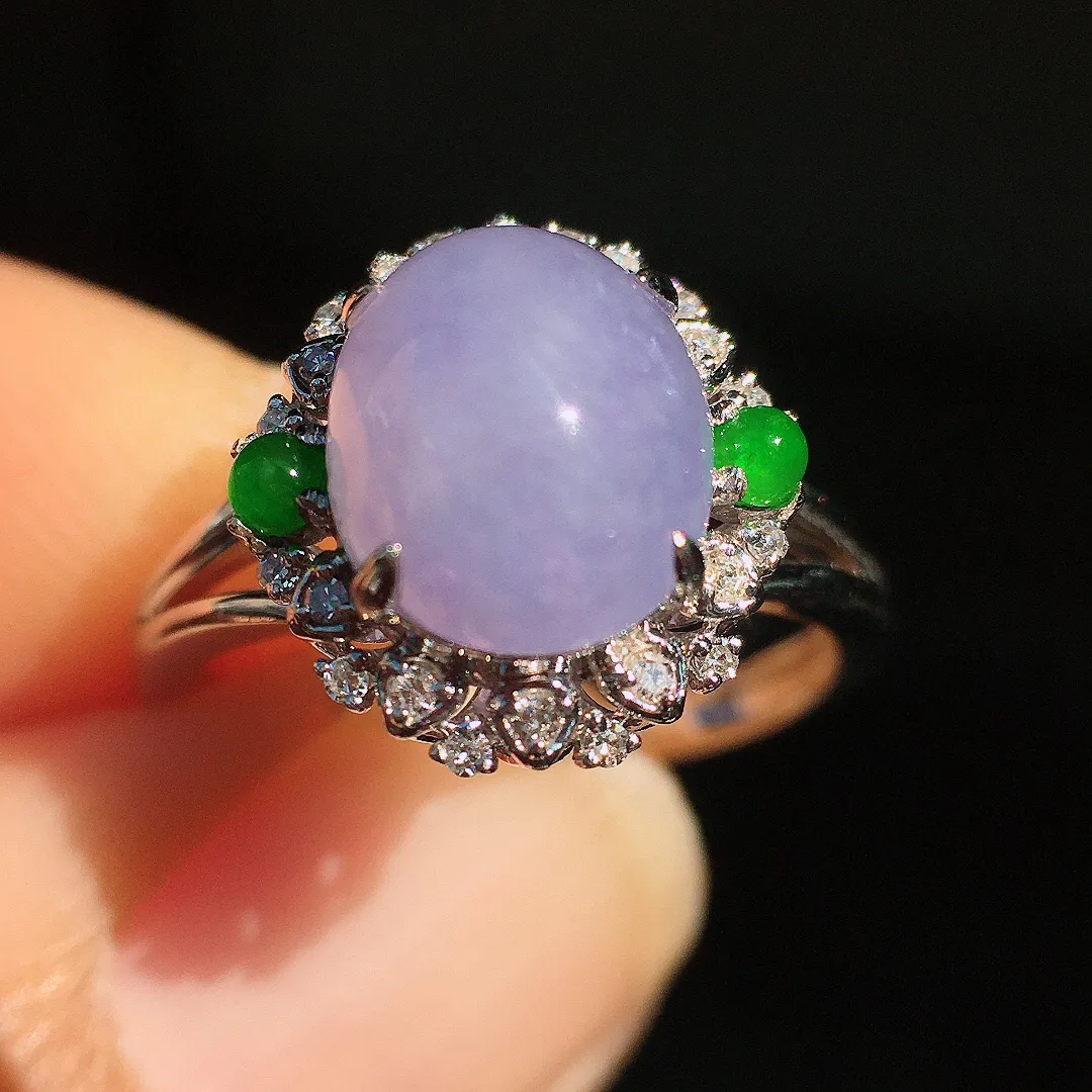 紫罗兰蛋面戒指，色泽均匀艳丽，玉质细腻，荧光感超
强，饱满圆润，尽显优雅气质，18k
金豪华镶嵌