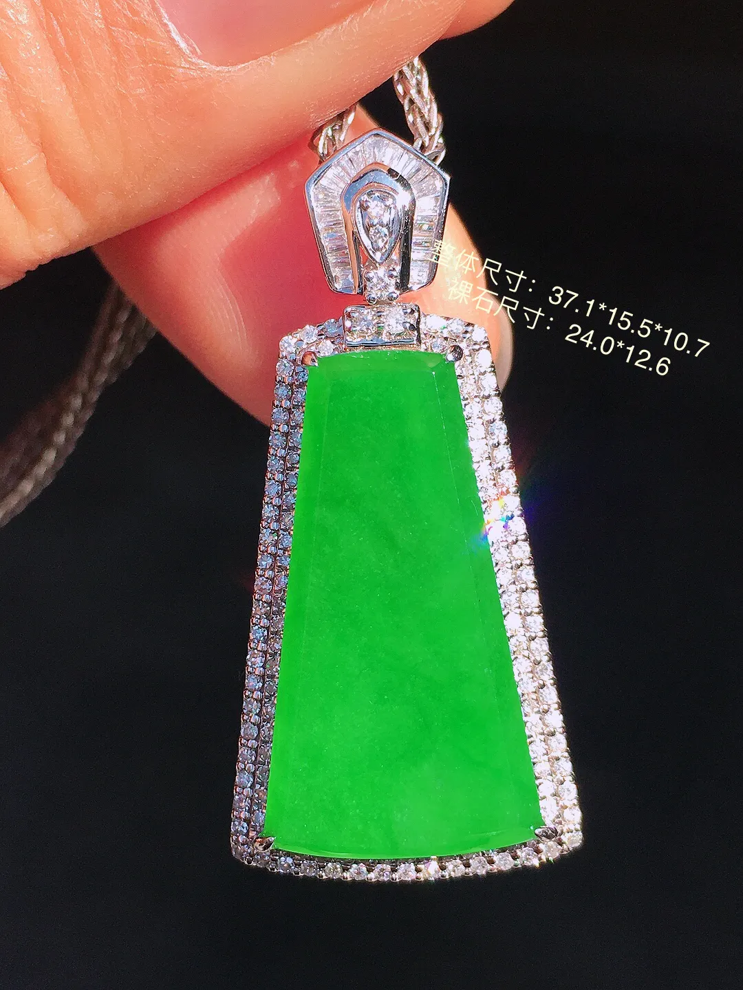 阳绿无事牌吊坠，色泽均匀艳丽，玉质细腻，荧光感超
强，饱满圆润，尽显优雅气质，18k
金豪华镶嵌