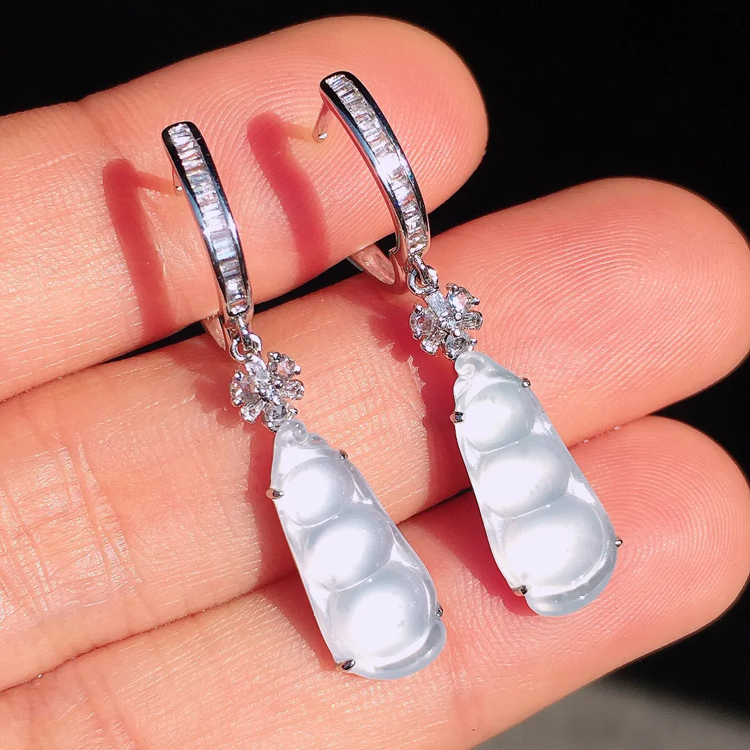 冰种福豆耳坠，玉质细腻，荧光感超
强，饱满圆润，尽显优雅气质，18k
金豪华镶嵌