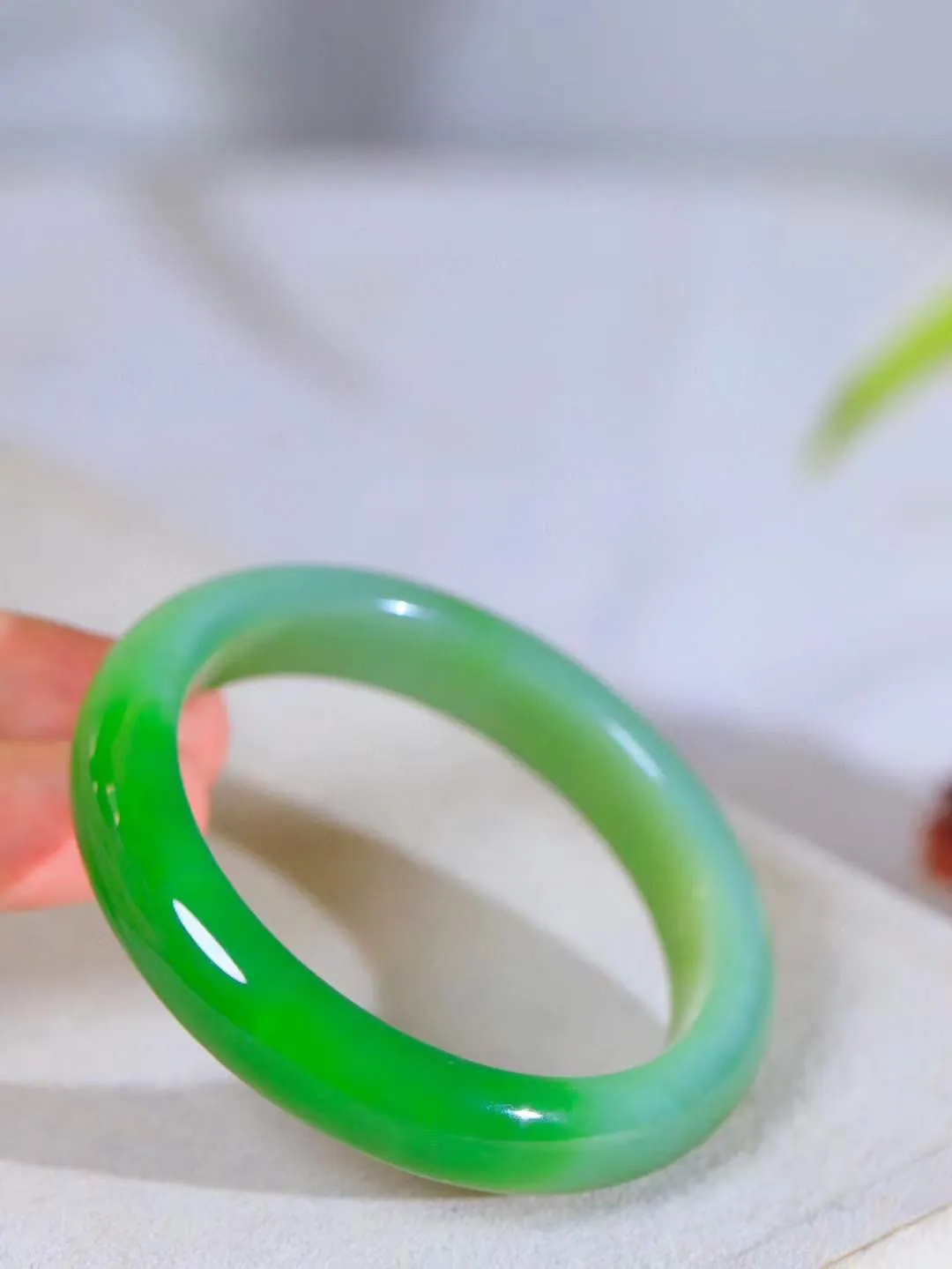 【悠悠芳华.镯】

精品和田玉碧玉猫眼手镯 玉质温润 青葱岁月，尽收腕中，婉转流畅，凝岁月悠长。盈一眸恬淡，挽一抹绿意。重47.5克 内径55mm尺寸12.3-7.8mm   8610855A