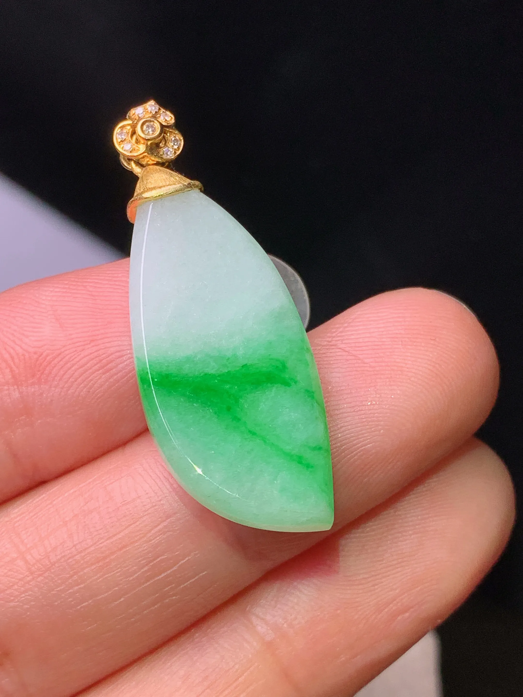 18k金钻镶嵌飘绿随形吊坠 玉质细腻 色泽艳丽清新 整体尺寸34.6*12.6*4