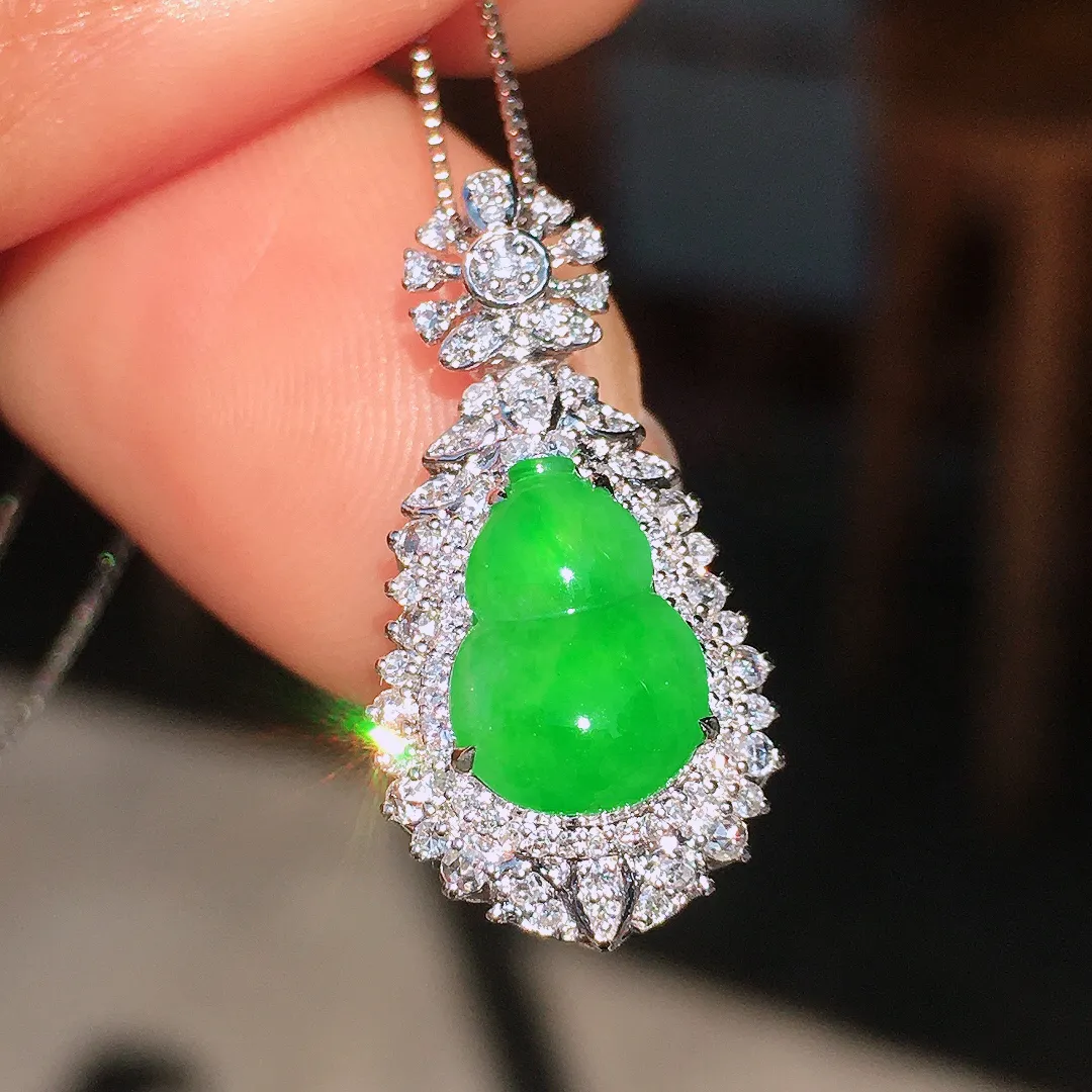 阳绿葫芦吊坠，色泽均匀艳丽，玉质细腻，荧光感超
强，饱满圆润，尽显优雅气质，18k
金豪华镶嵌