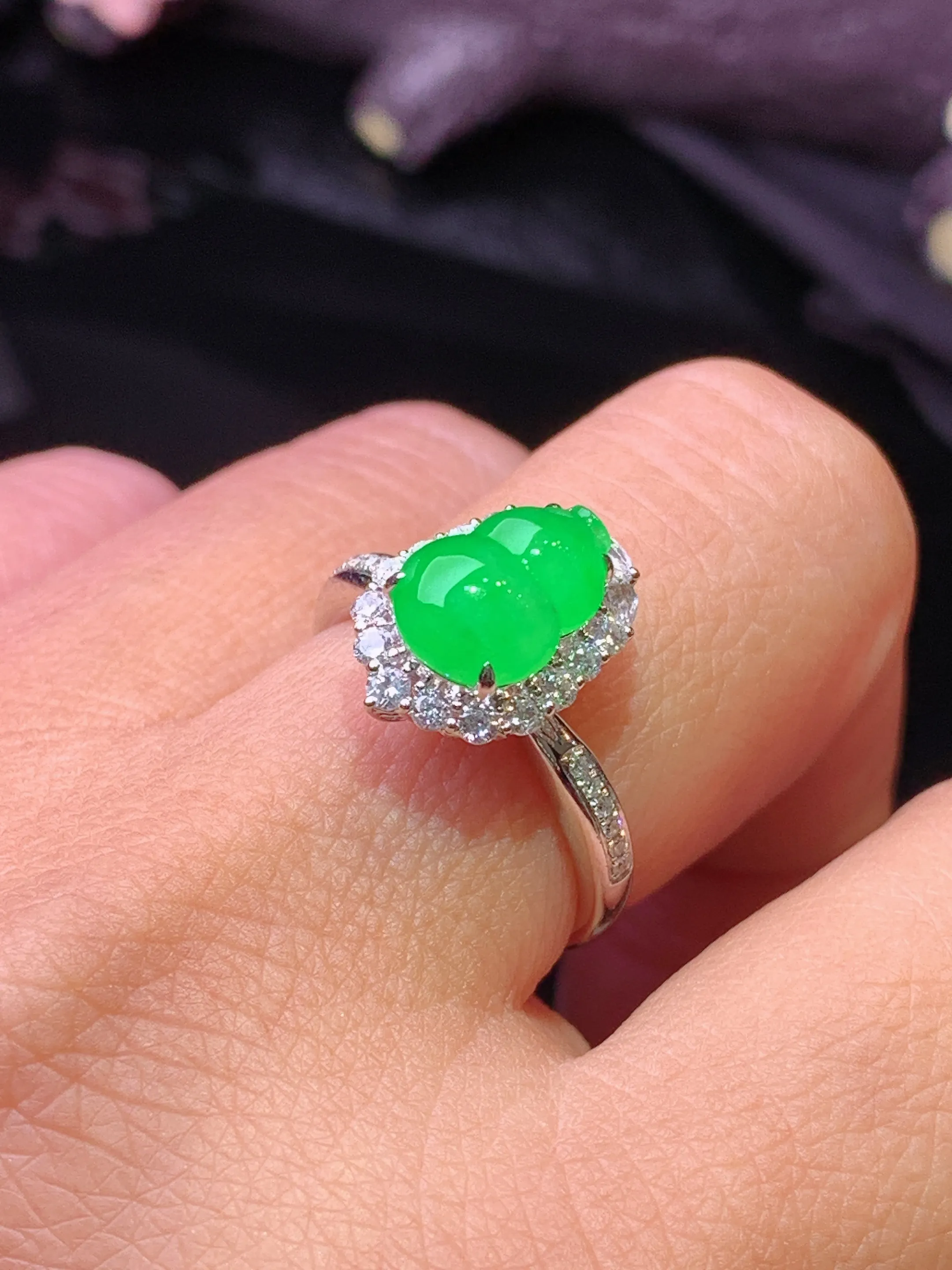 18k金钻镶嵌翠绿葫芦戒指 玉质细腻 色泽艳丽清新 圈口13 整体尺寸13.8*10.2*9.2