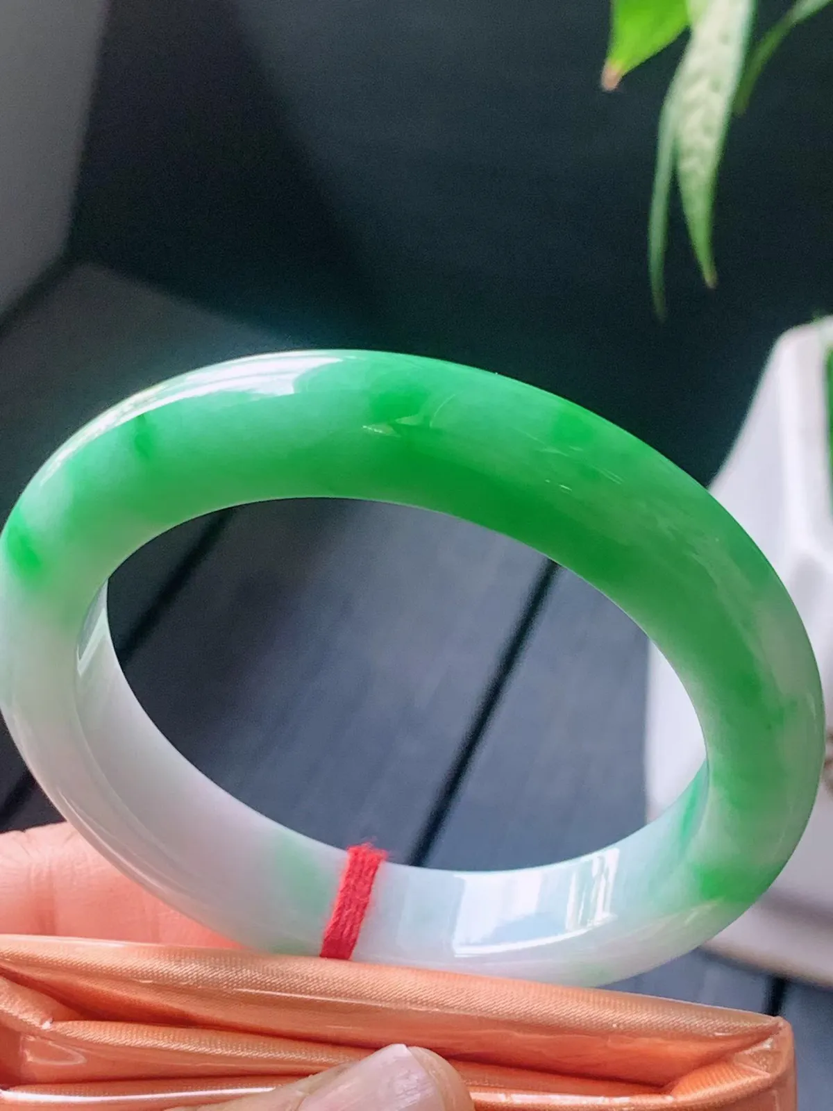 【翡翠名称】老种白底青阳绿53.6正圈口手镯
【翡翠尺寸】53.6/11.3/9.2mm适合52.6-55正圈口佩戴
【翡翠描述】宝贝种老水足，玉质细腻，色泽靓丽，性价比高，佩戴效果好！
【其它赠送】权威证书/精美挂绳盒子/支持全国复检