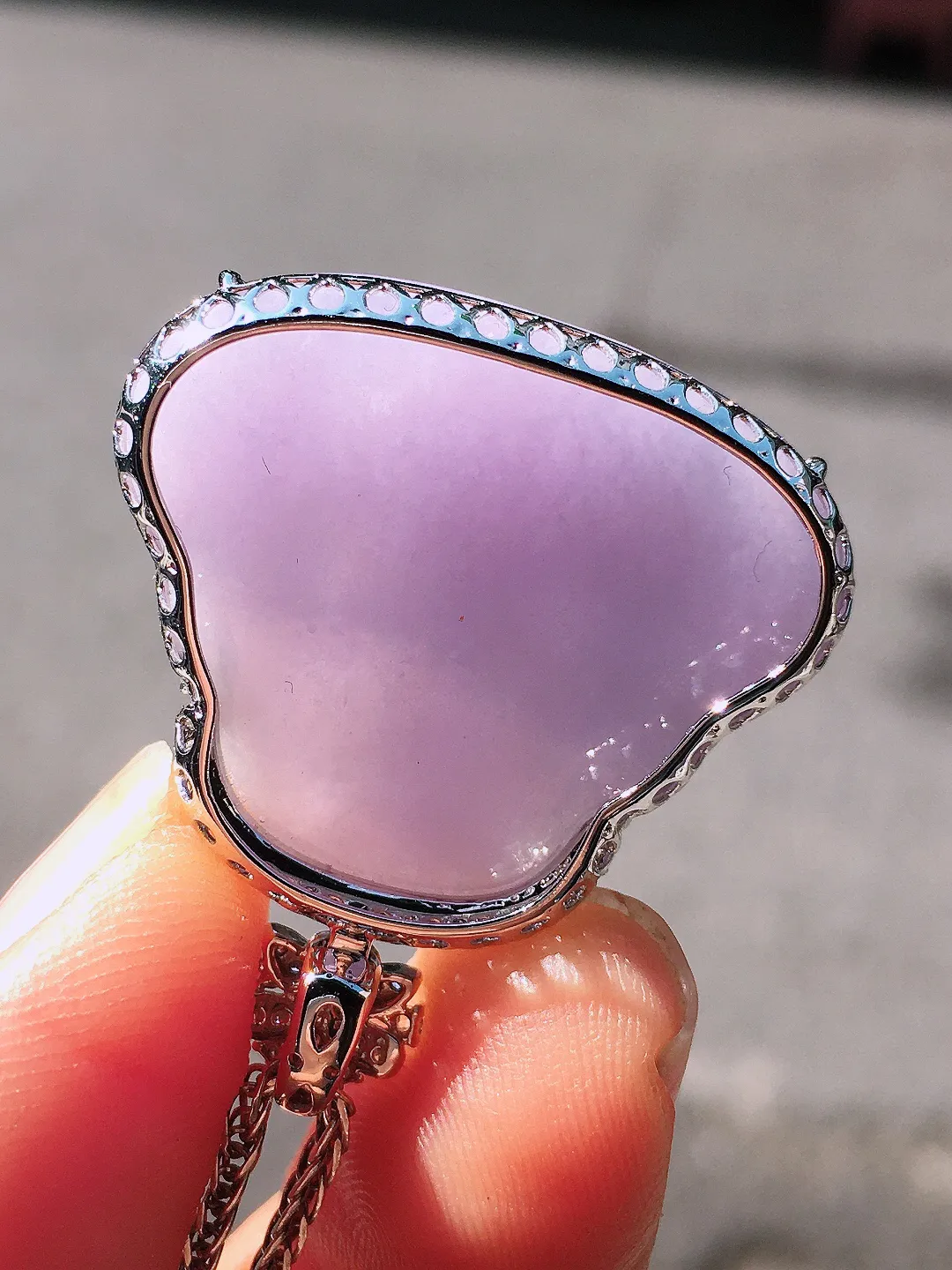 紫罗兰佛公吊坠，色泽均匀艳丽，玉质细腻，荧光感超
强，饱满圆润，尽显优雅气质，18k
金豪华镶嵌